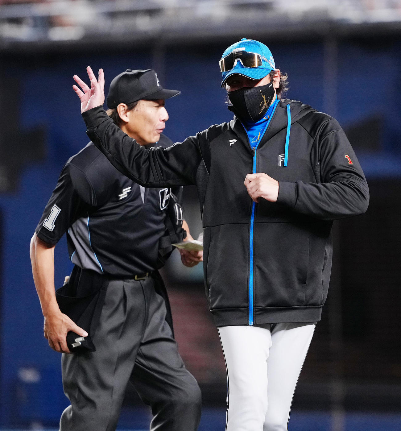 ロッテ対日本ハム　5回裏の選手交代を告げ、ベンチへ戻る日本ハム新庄監督（撮影・鈴木みどり）