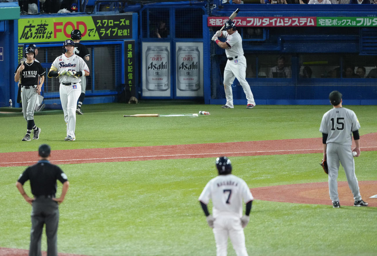 ヤクルト対巨人　8回裏ヤクルト1死二塁、村上（左）は申告敬遠で出塁する。投手大勢（撮影・足立雅史）