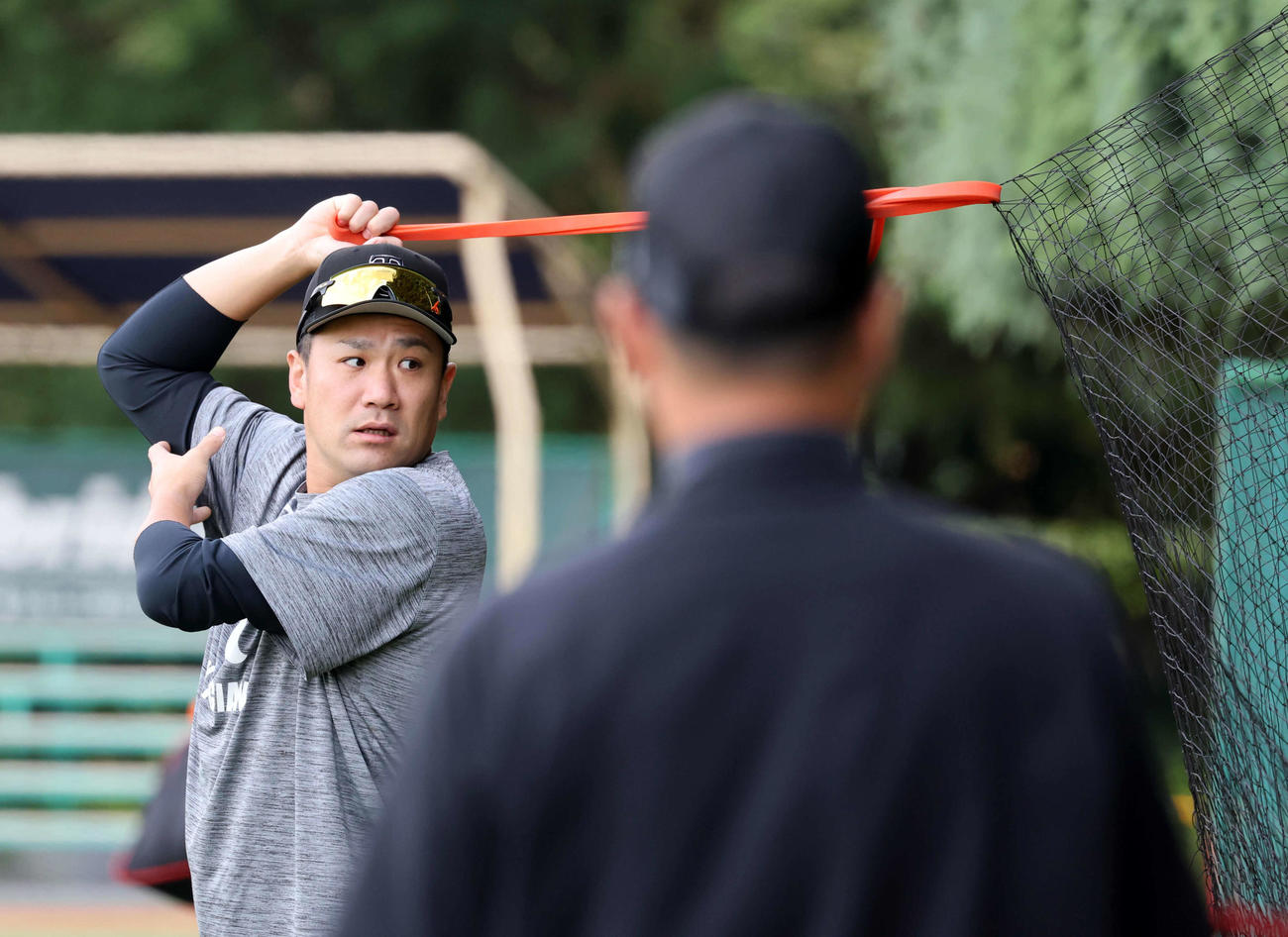 ヤクルト対巨人　チューブでトレーニングする巨人田中将（撮影・浅見桂子）