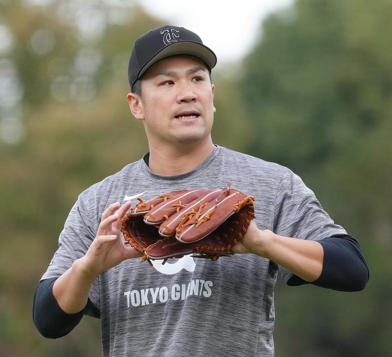調整する巨人田中将（撮影・足立雅史）