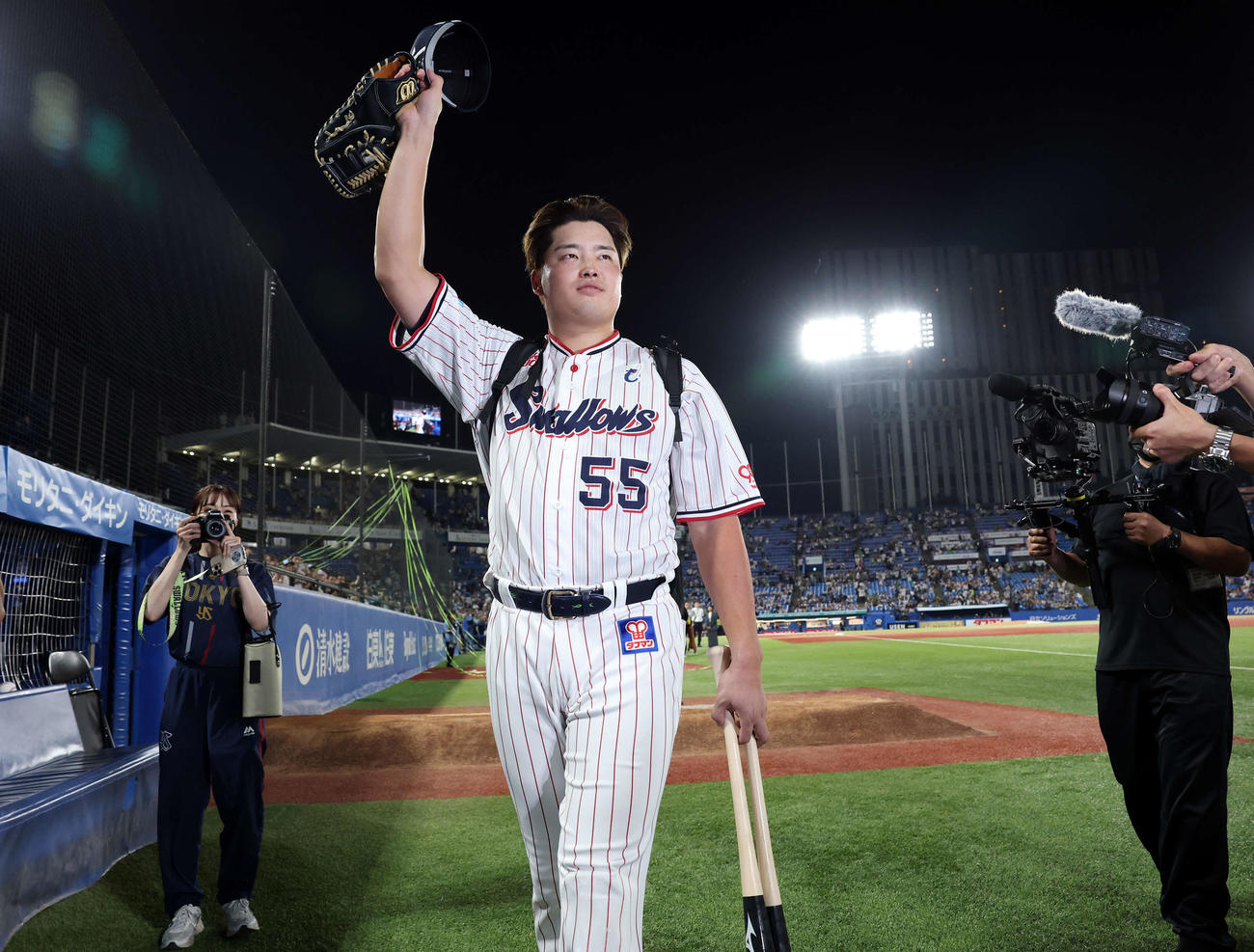 ヤクルト対巨人　試合後、右翼スタンドのファンに手を振り引き揚げるヤクルト村上（撮影・浅見桂子）