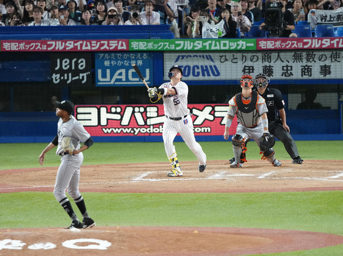 ヤクルト対巨人　12回裏ヤクルト2死、村上は中飛に倒れ引き分けとなる。投手マルティネス（撮影・足立雅史）