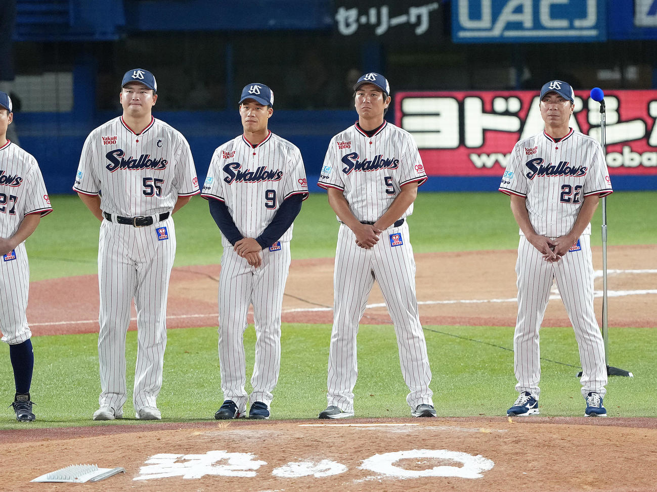 ヤクルト対巨人　本拠地最終戦セレモニーに臨むヤクルトの、左から村上、塩見、川端、高津監督（撮影・足立雅史）