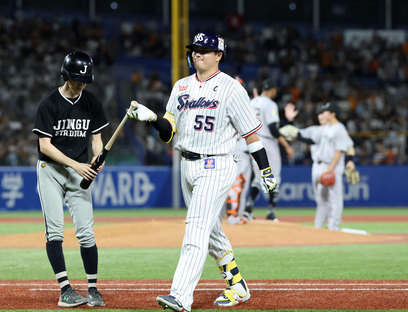 ヤクルト対巨人　12回裏ヤクルト2死、中飛に倒れて引き分けに終わり、引き揚げる村上（撮影・浅見桂子）
