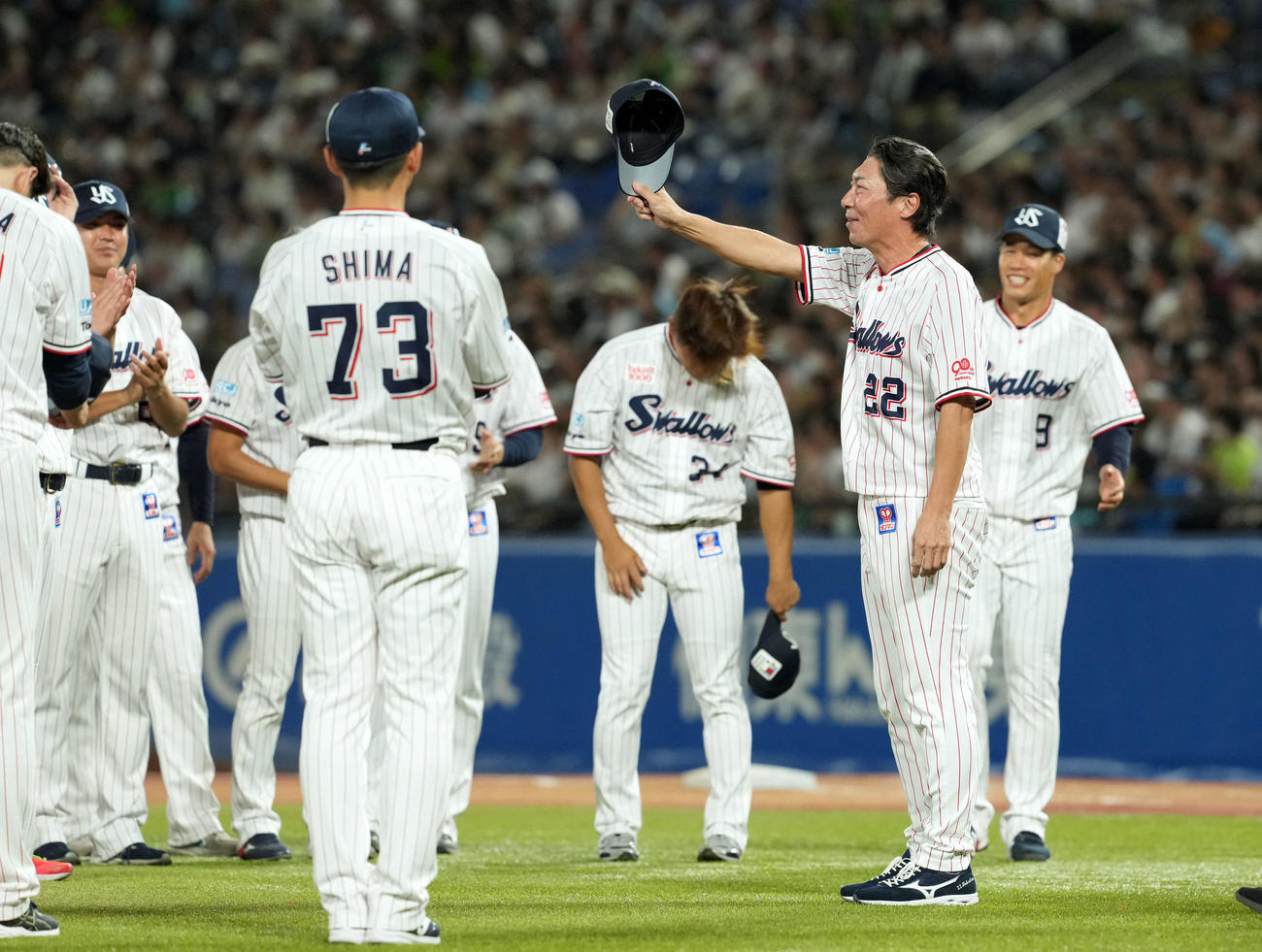 ヤクルト対巨人　ナインに胴上げされ笑顔を見せるヤクルト高津監督（撮影・たえ見朱実）