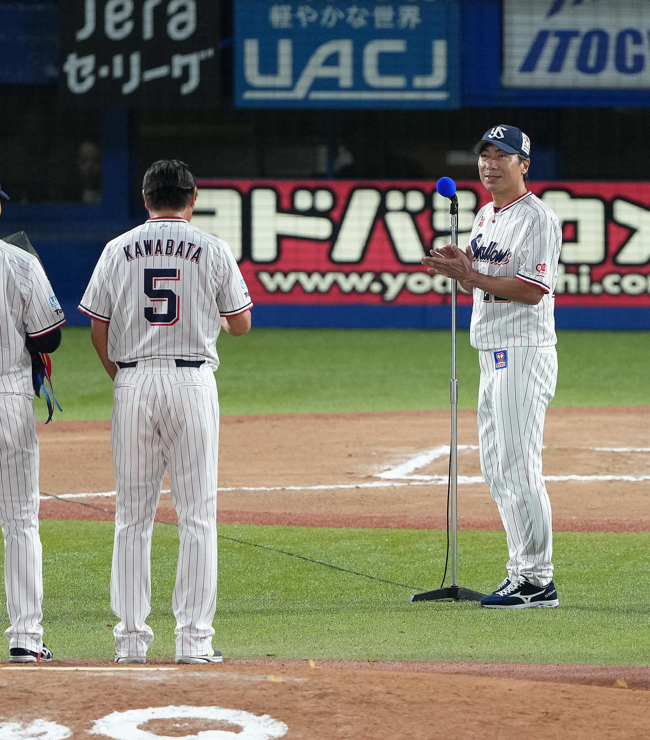 ヤクルト対巨人　本拠地最終戦セレモニーで今季で引退のヤクルト川端（左）にねぎらいの言葉をかける高津監督（撮影・足立雅史）