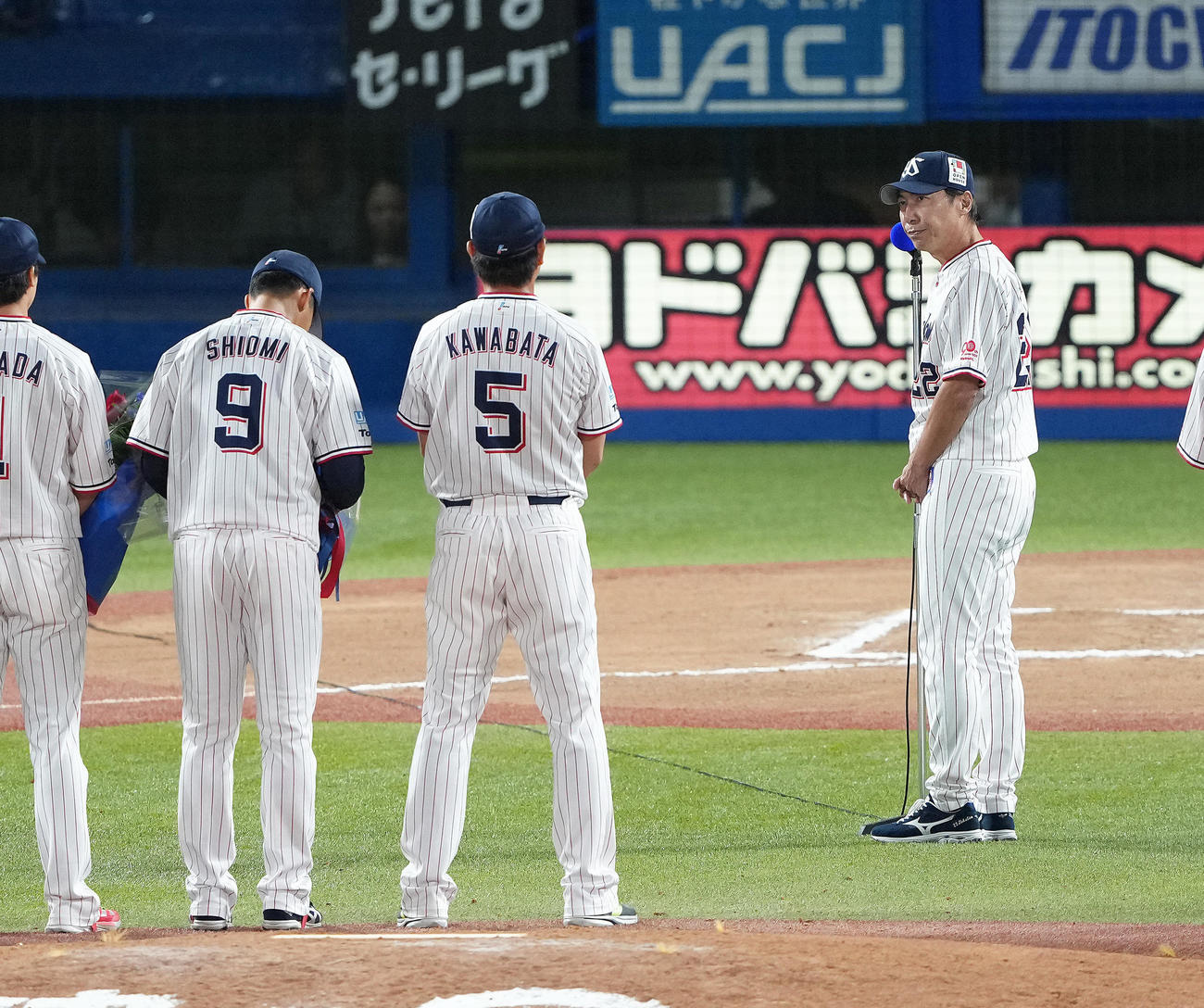 ヤクルト対巨人　本拠地最終戦セレモニーでヤクルト塩見（左）に声をかける高津監督（右）（撮影・足立雅史）