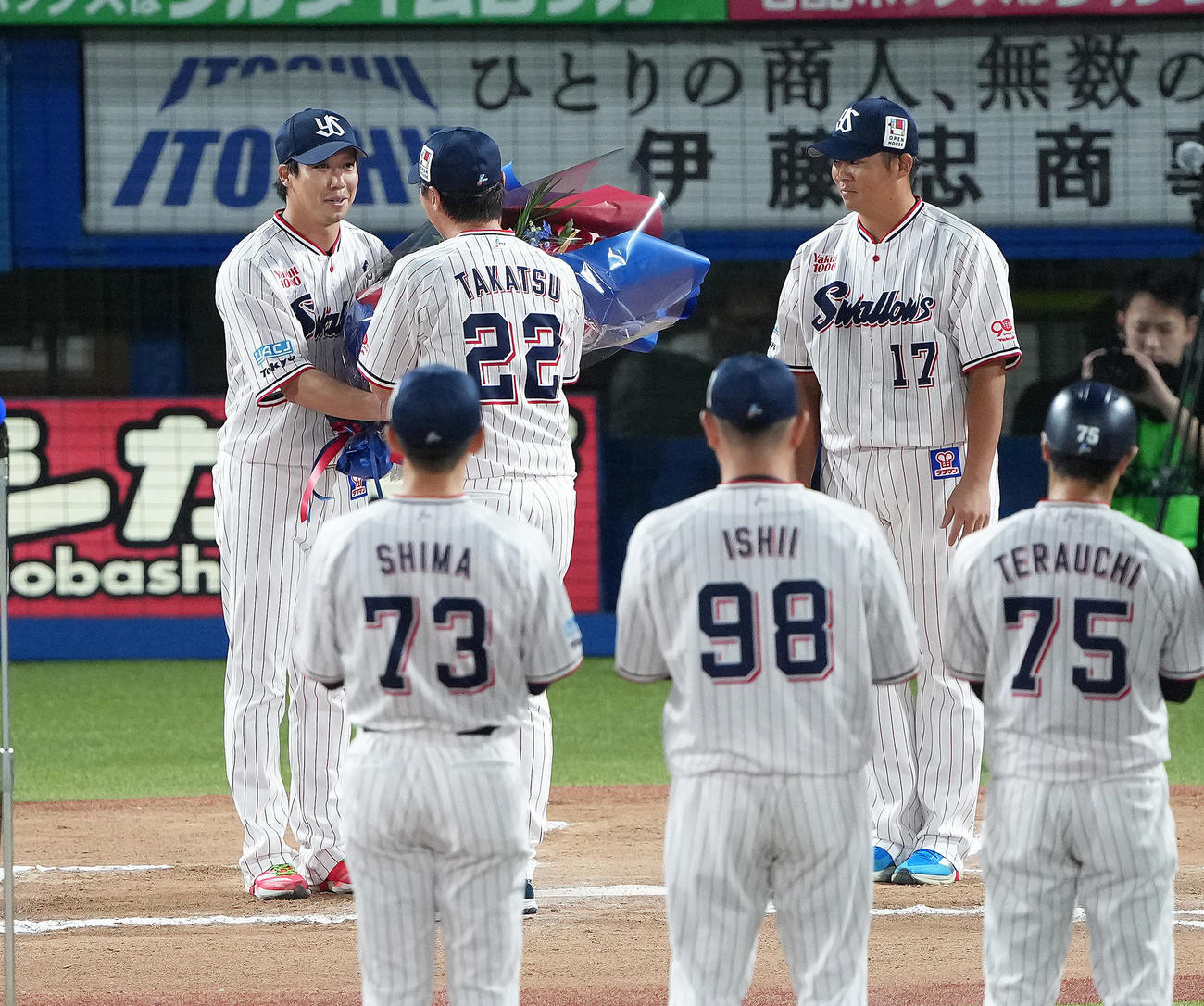 ヤクルト対巨人　今季で退任のヤクルト高津監督（後方中央）に花束を渡す山田（同左）と清水（同右）（撮影・足立雅史）