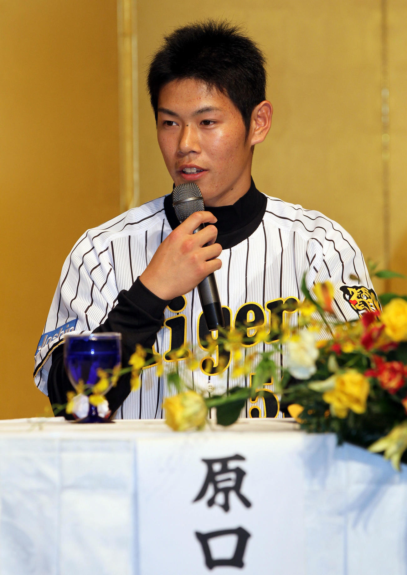 09年12月7日、入団発表で抱負を語る原口