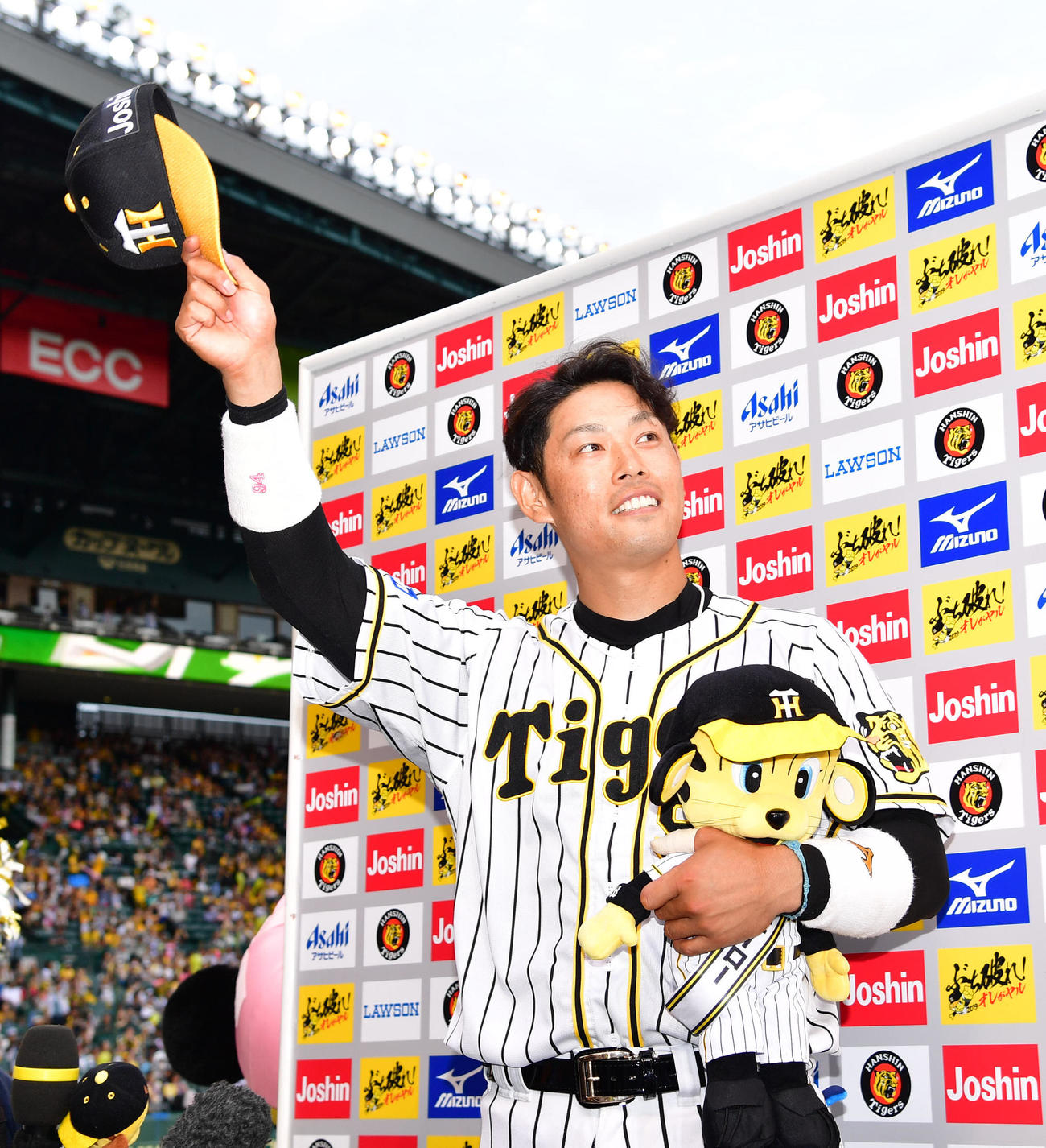 19年6月9日、阪神対日本ハム　サヨナラ打を放ちお立ち台でヒーローインタビューを受ける原口