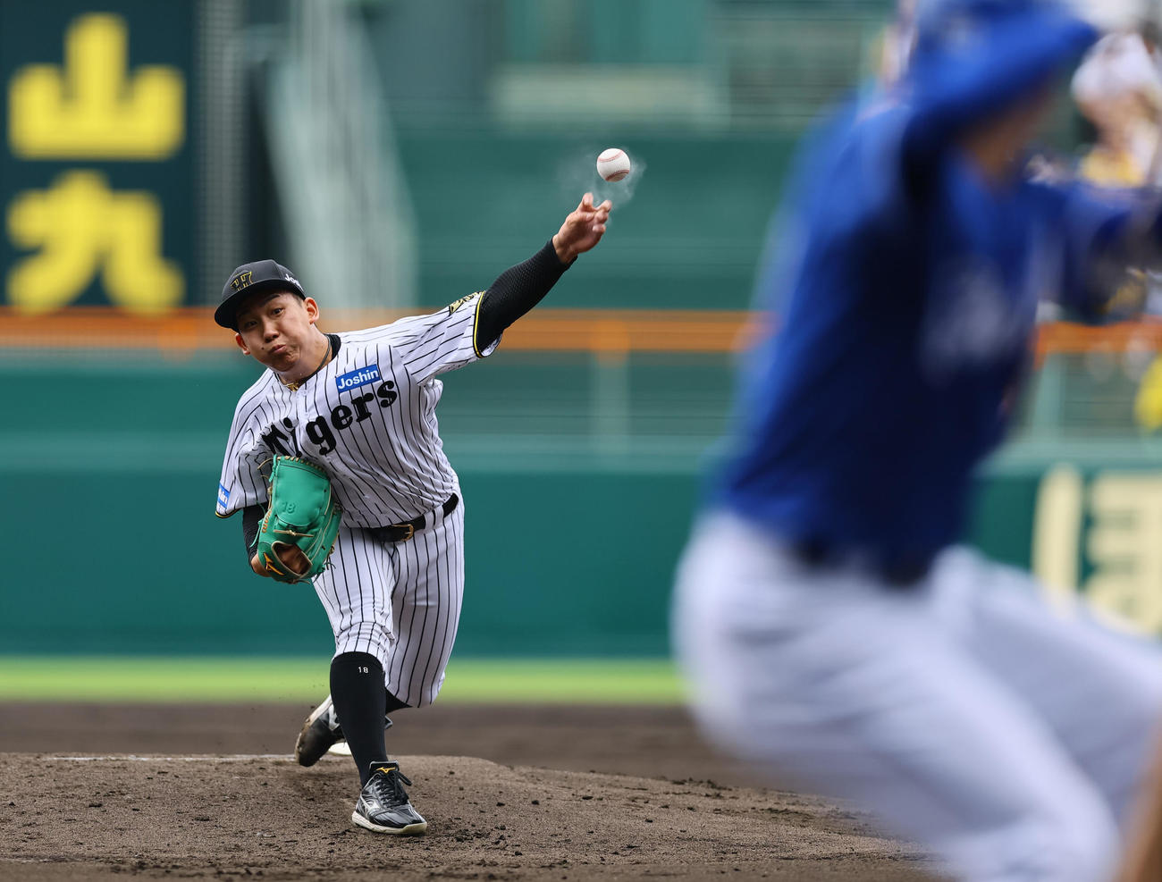 2025年9月28日、中日戦で投げる阪神先発の伊原（撮影・藤尾明華）