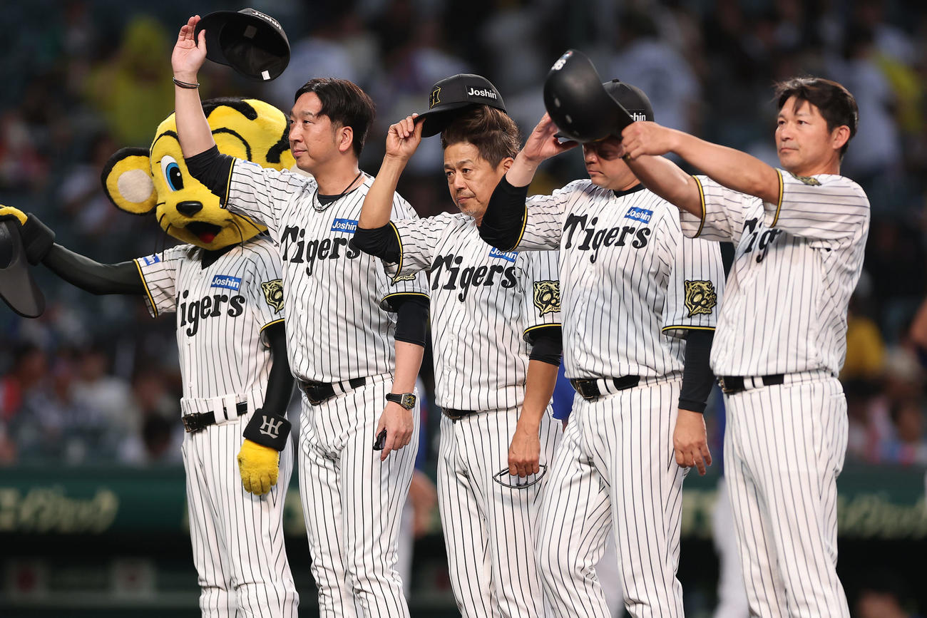 阪神対中日　中日に敗れ、スタンドのファンにあいさつする阪神藤川監督（左端）ら（撮影・前田充）