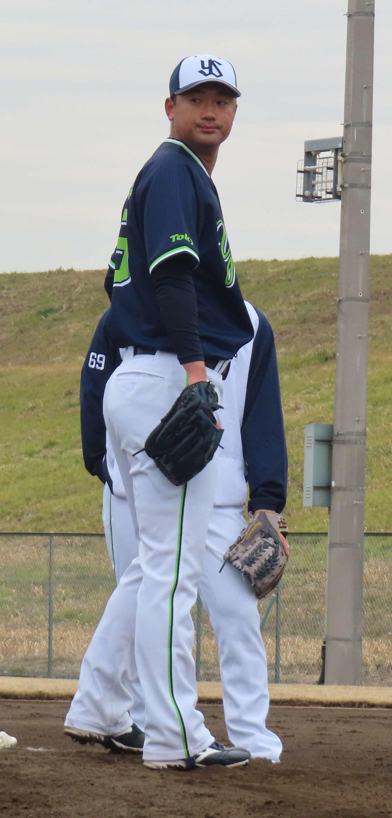 内野ノックを受けるヤクルト・山下（2024年2月撮影）