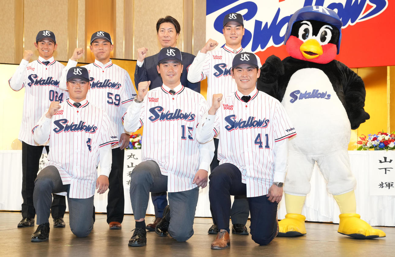 記念撮影するヤクルト新入団選手たち。前列左からドラフト2位丸山、1位山下、3位柴田、後列左から育成1位岩田、4位小森、高津監督、5位竹山、つば九郎（2021年12月10日撮影）