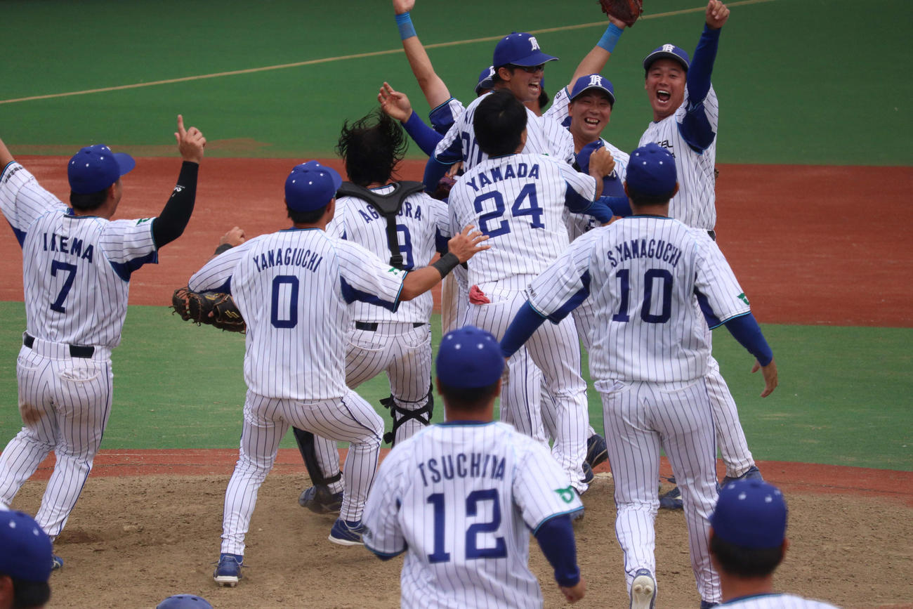 4大会連続13回目の出場を決め喜ぶ日本製鉄鹿島の選手たち（撮影・保坂淑子）