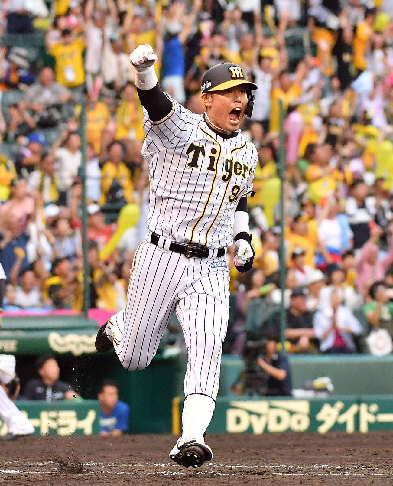 19年6月9日、阪神対日本ハム3回戦　9回裏阪神2死二、三塁、中前にサヨナラ適時打を放ちガッツポーズする原口
