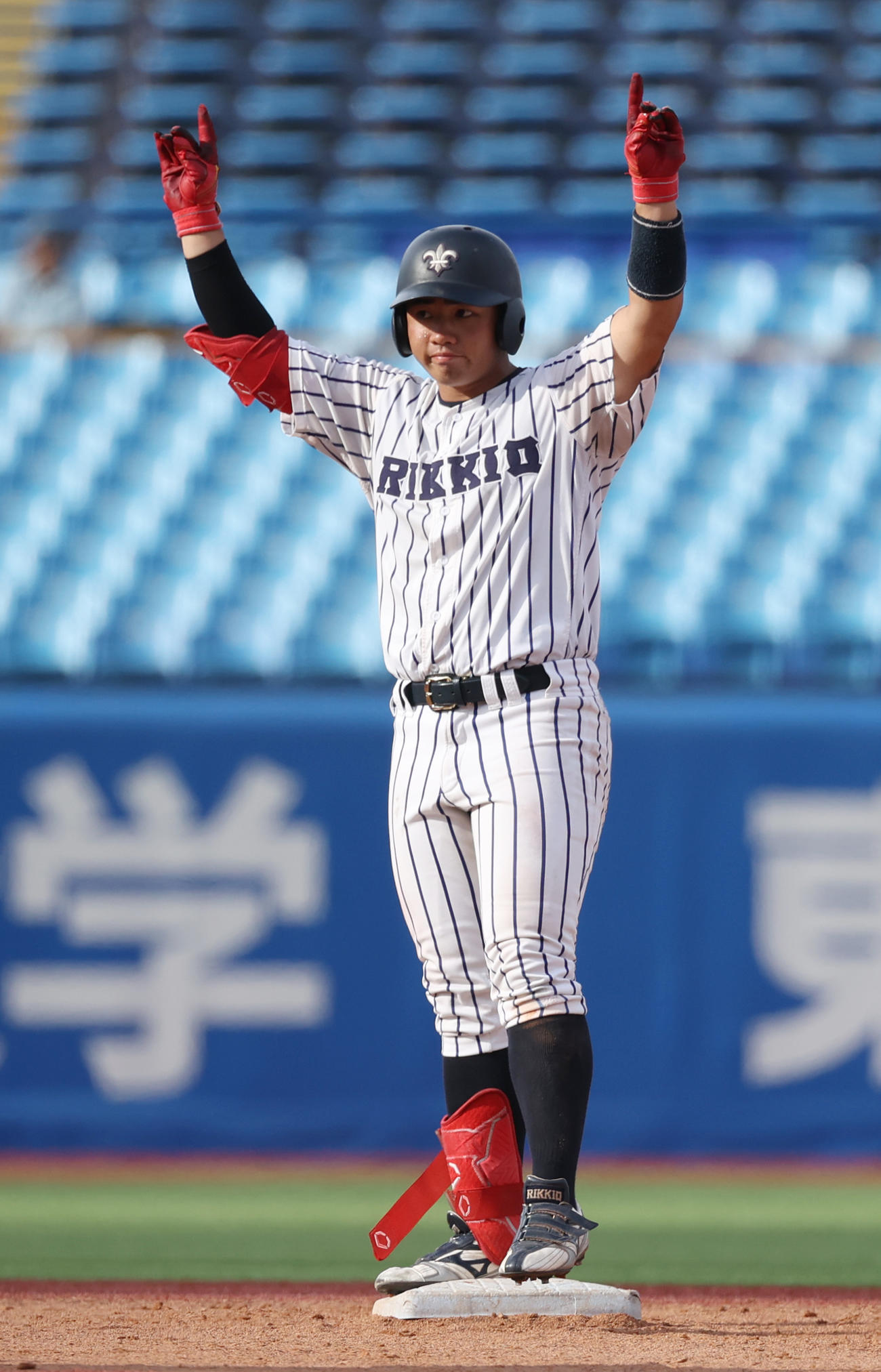 早大対立大　8回裏立大1死、山形は右越え二塁打を放ちきつねポーズを決める（撮影・柴田隆二）　　
