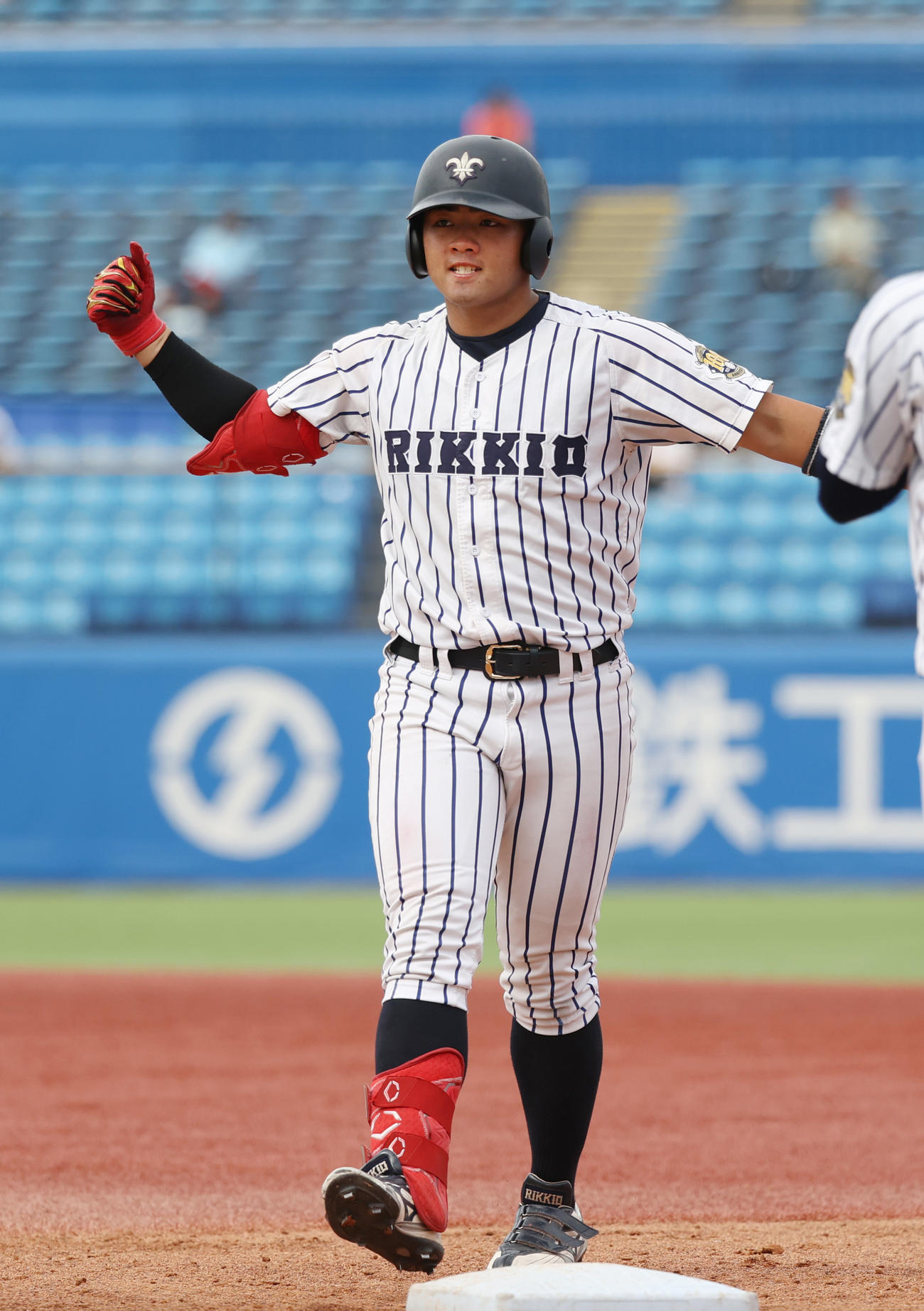 早大対立大　4回裏立大無死、山形は右前安打を放ちガッツポーズする（撮影・柴田隆二）　　