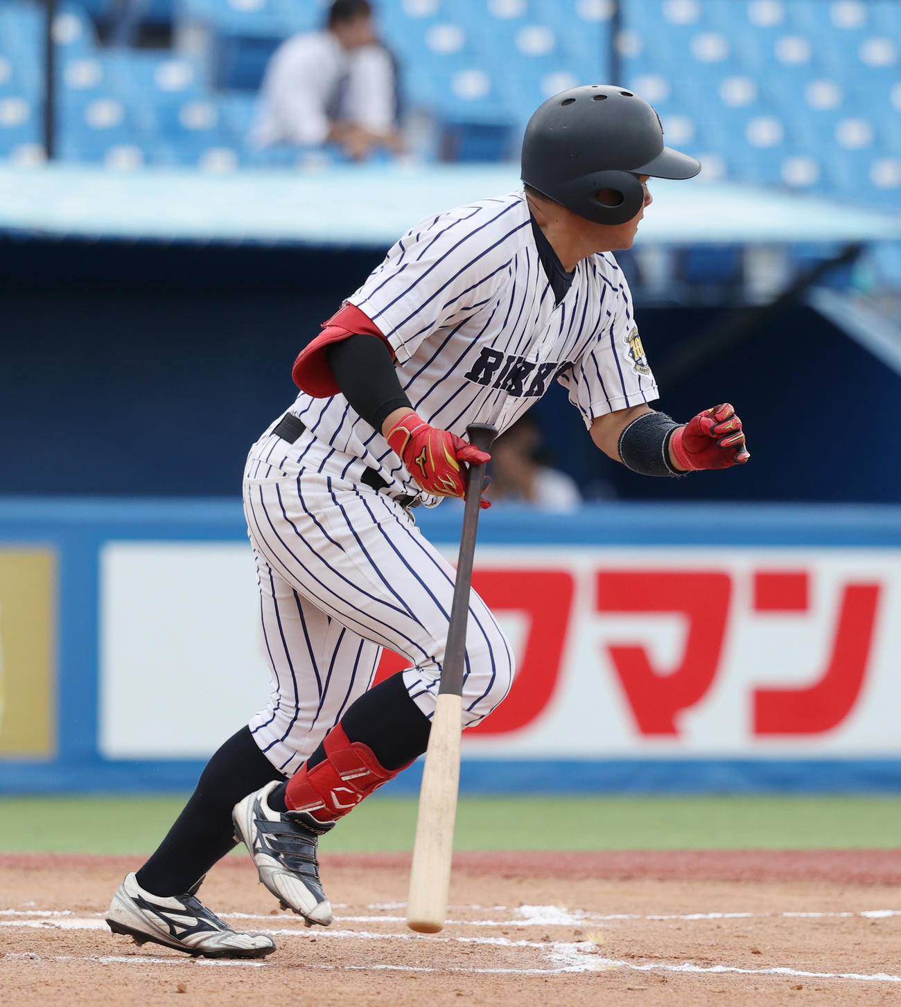 早大対立大　6回裏立大2死、山形は左前安打を放つ（撮影・柴田隆二）　　