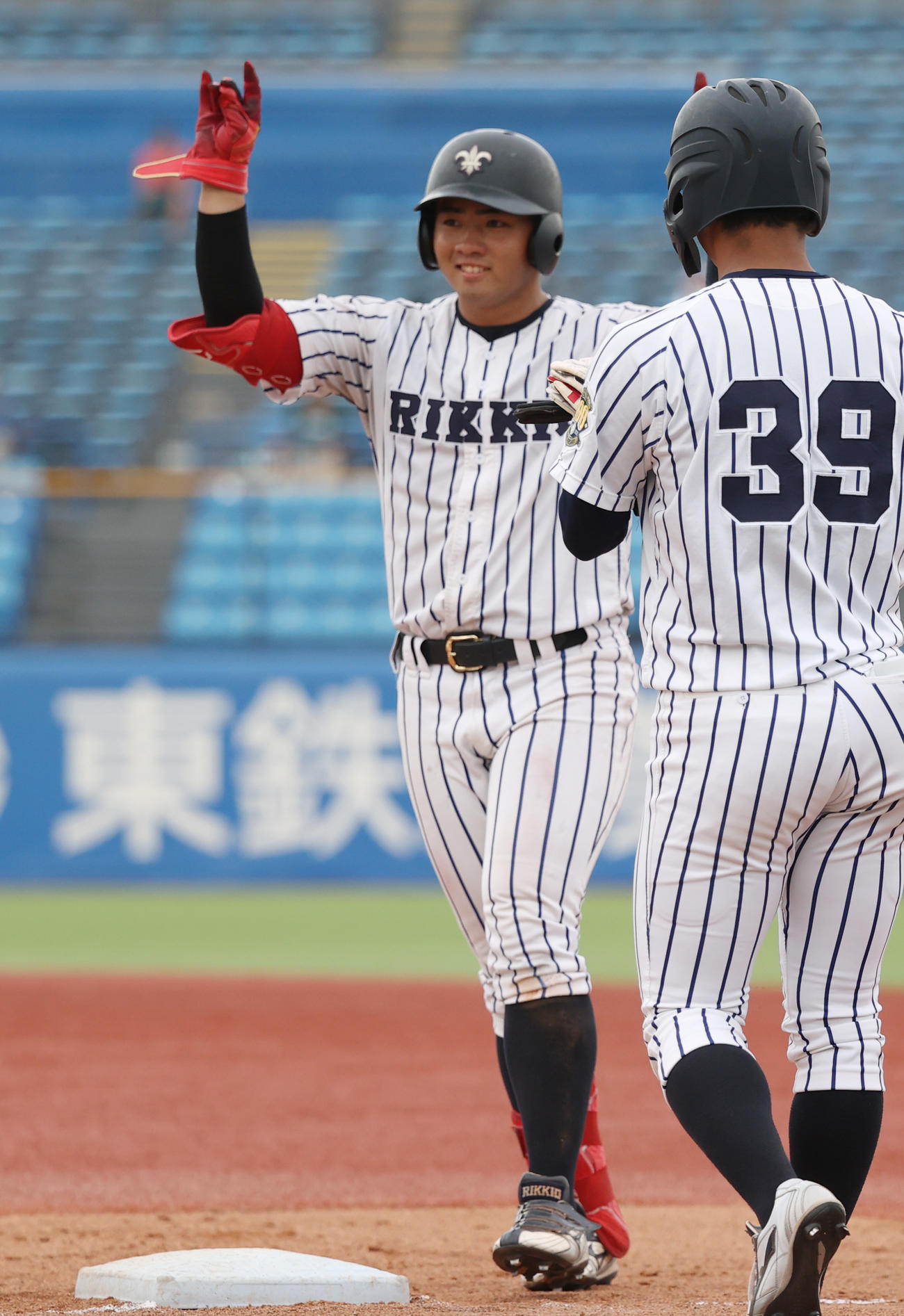 早大対立大　6回裏立大2死、山形は左前安打を放ちきつねポーズを決める（撮影・柴田隆二）　　