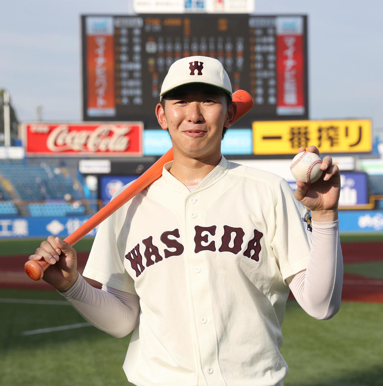 早大対立大　投打で活躍した早大・伊藤樹はバットとウイニングボールを持ち笑顔を見せる（撮影・柴田隆二）　　