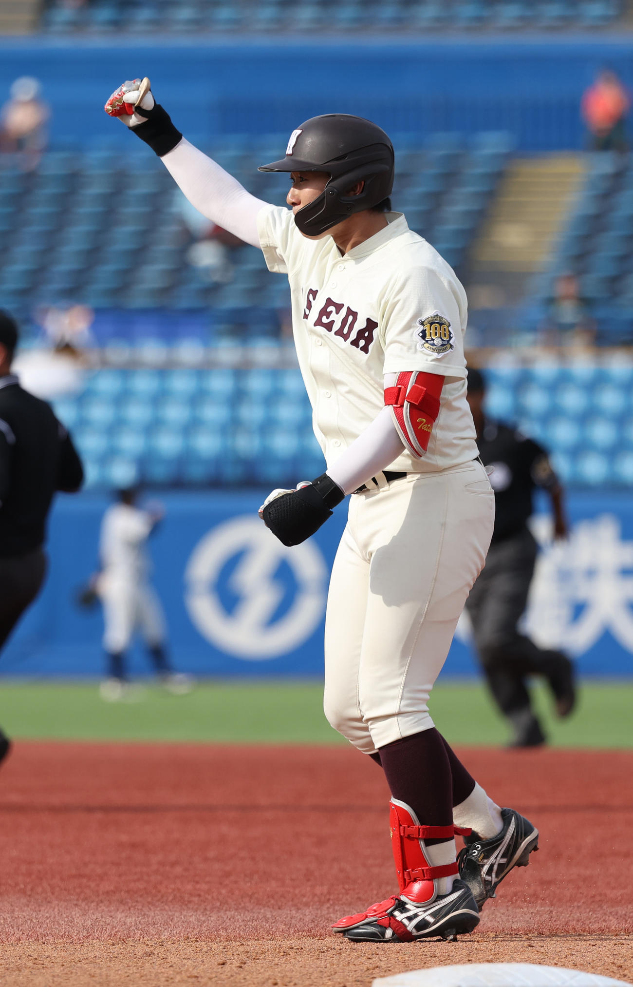 早大対立大　8回表早大2死三塁、伊藤樹は中前に適時打を放ちガッツポーズする（撮影・柴田隆二）　　