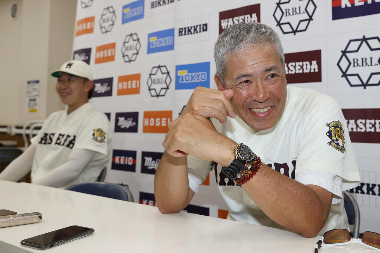 早大対立大　早大・伊藤樹（左）は21勝目を挙げ小宮山監督を抜いた（撮影・柴田隆二）　　