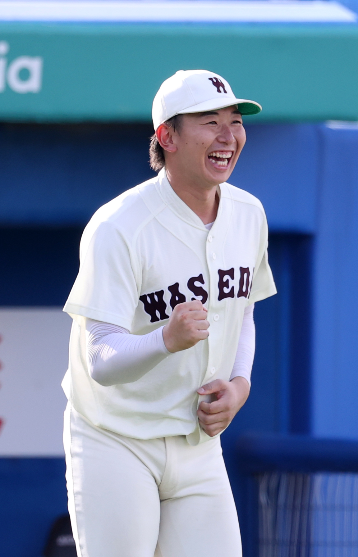 早大対立大　21勝目を挙げた早大・伊藤樹はガッツポーズする（撮影・柴田隆二）　　
