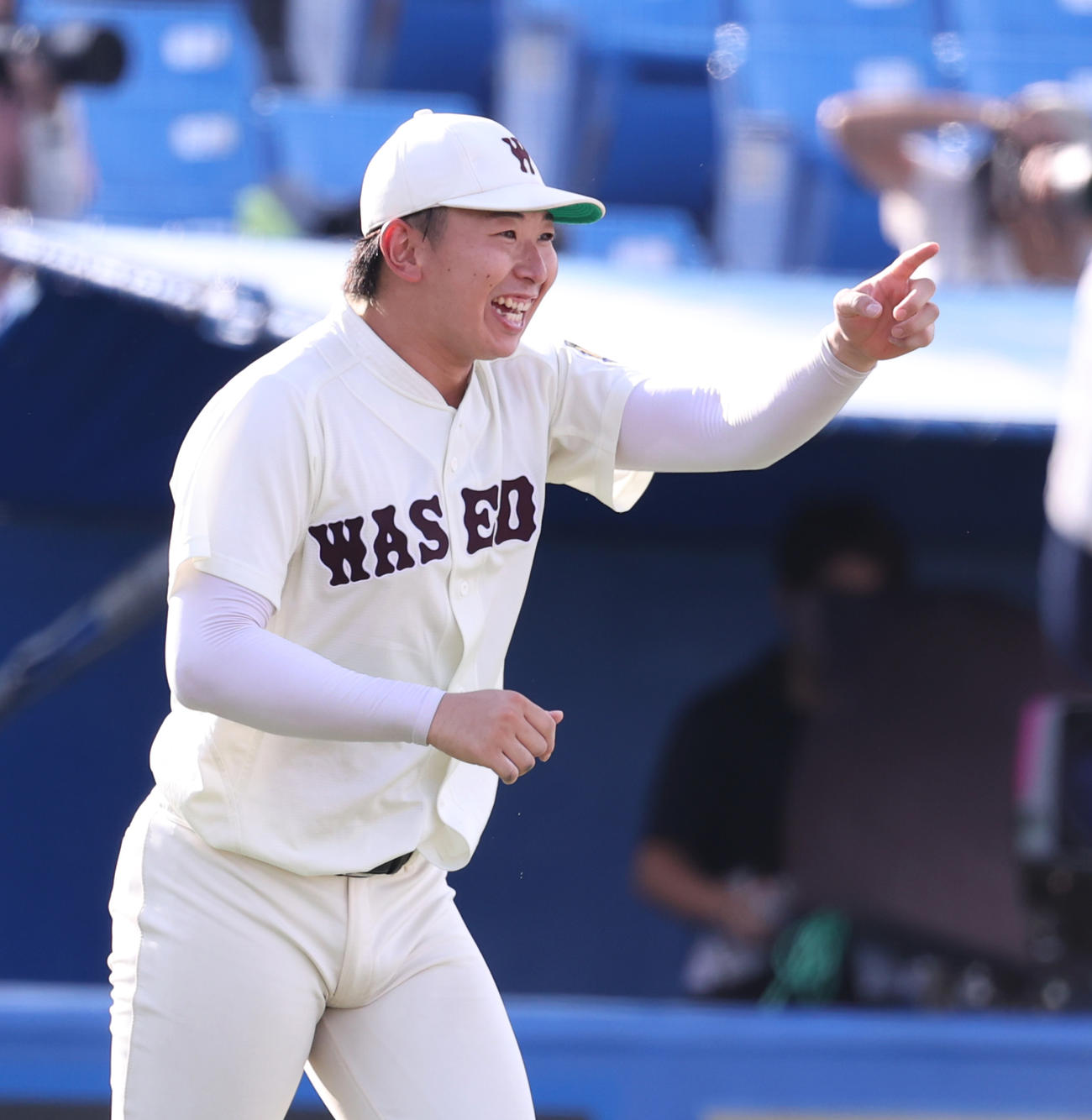 早大対立大　21勝目を挙げた早大・伊藤樹は笑顔を見せる（撮影・柴田隆二）　　