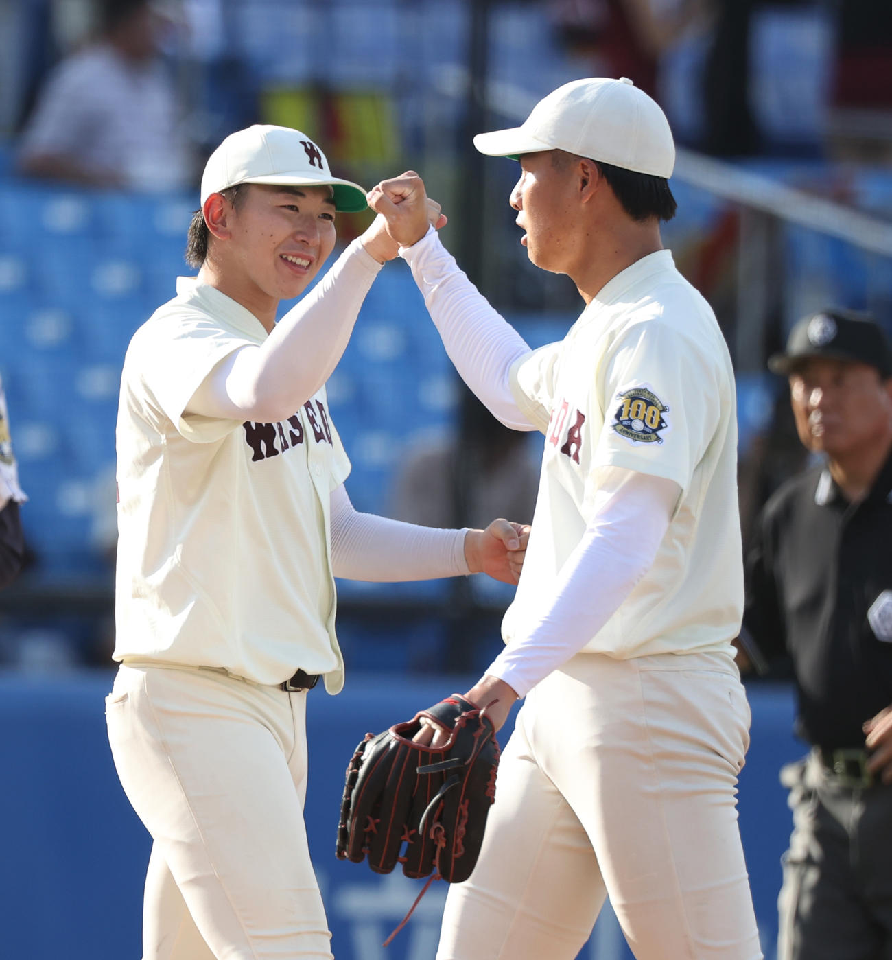 早大対立大　21勝目を挙げた早大・伊藤樹（左）は最後を締めた田和とグータッチする（撮影・柴田隆二）　　
