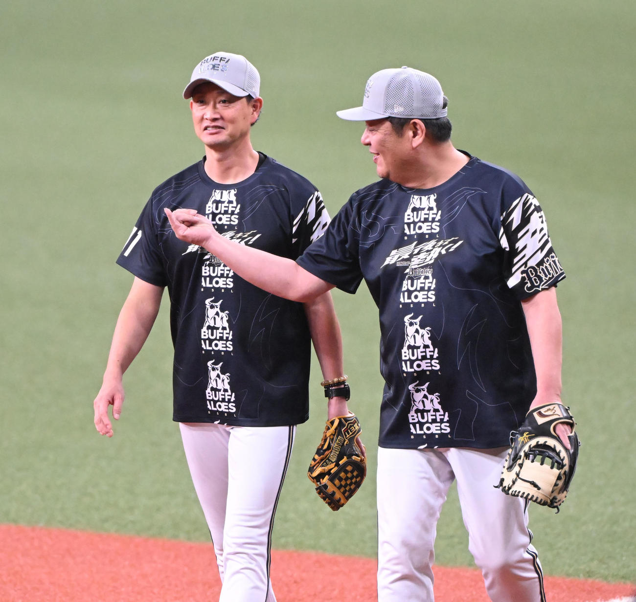 試合前、談笑するオリックス岸田監督（左）と水本ヘッドコーチ（撮影・和賀正仁）