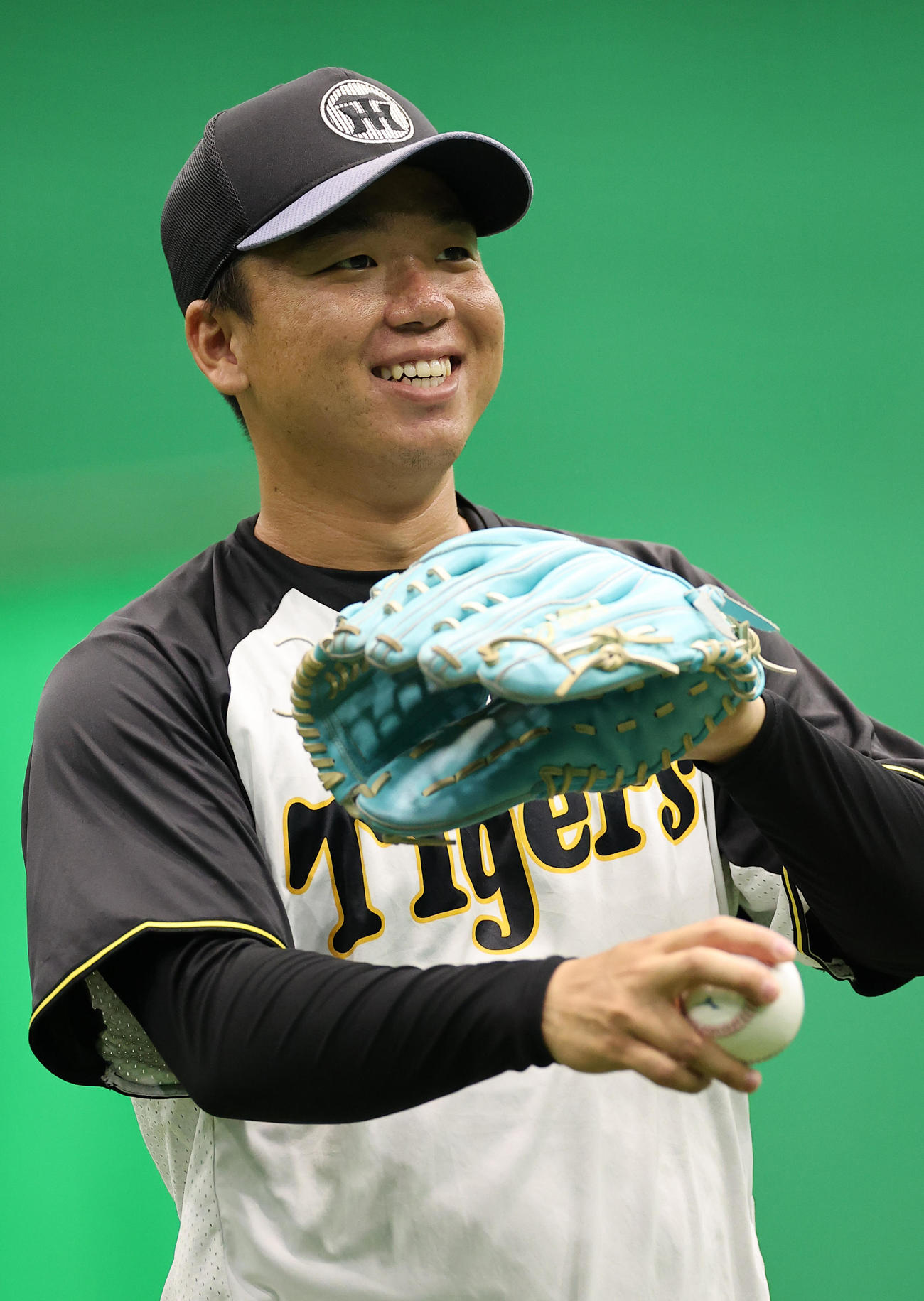 笑顔を見せながらキャッチボールをする村上（撮影・上田博志）