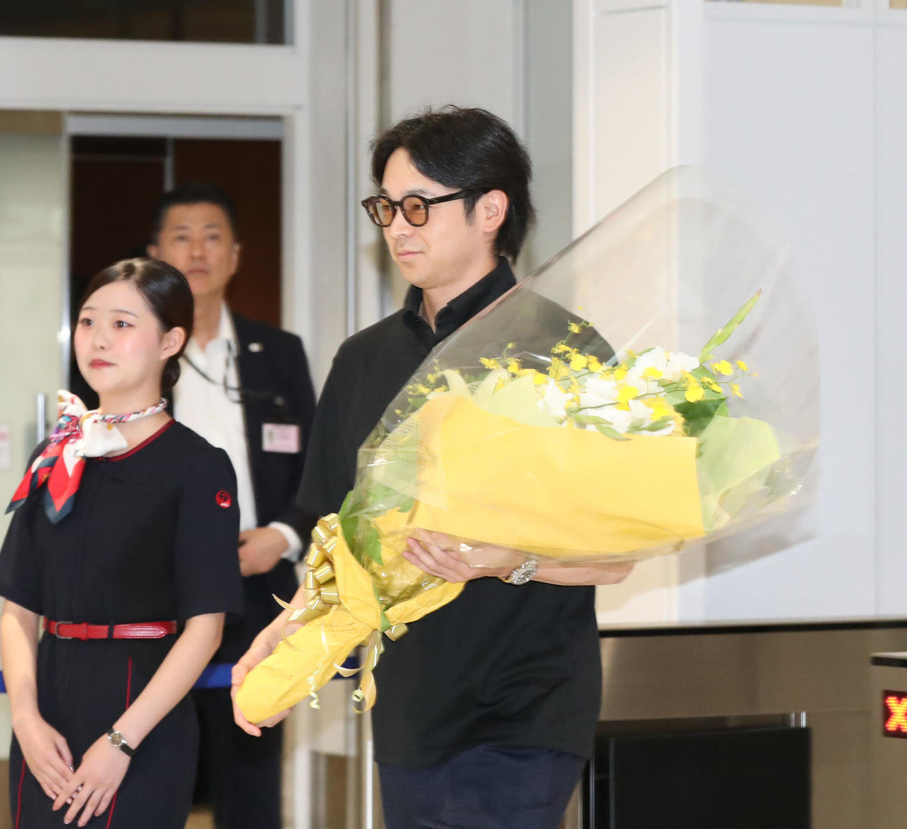 空路で福岡に戻ったソフトバンク川瀬は代表で花束を受ける（撮影・梅根麻紀）