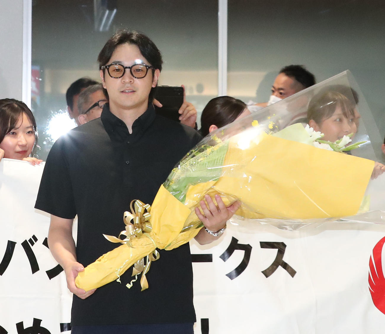 空路で福岡に戻ったソフトバンク川瀬は代表で花束を受ける（撮影・梅根麻紀）