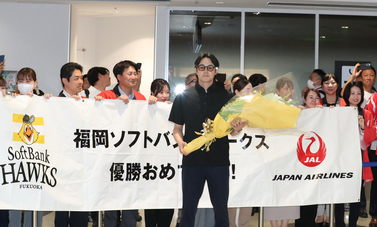 空路で福岡に戻ったソフトバンク川瀬は代表で花束を受ける（撮影・梅根麻紀）