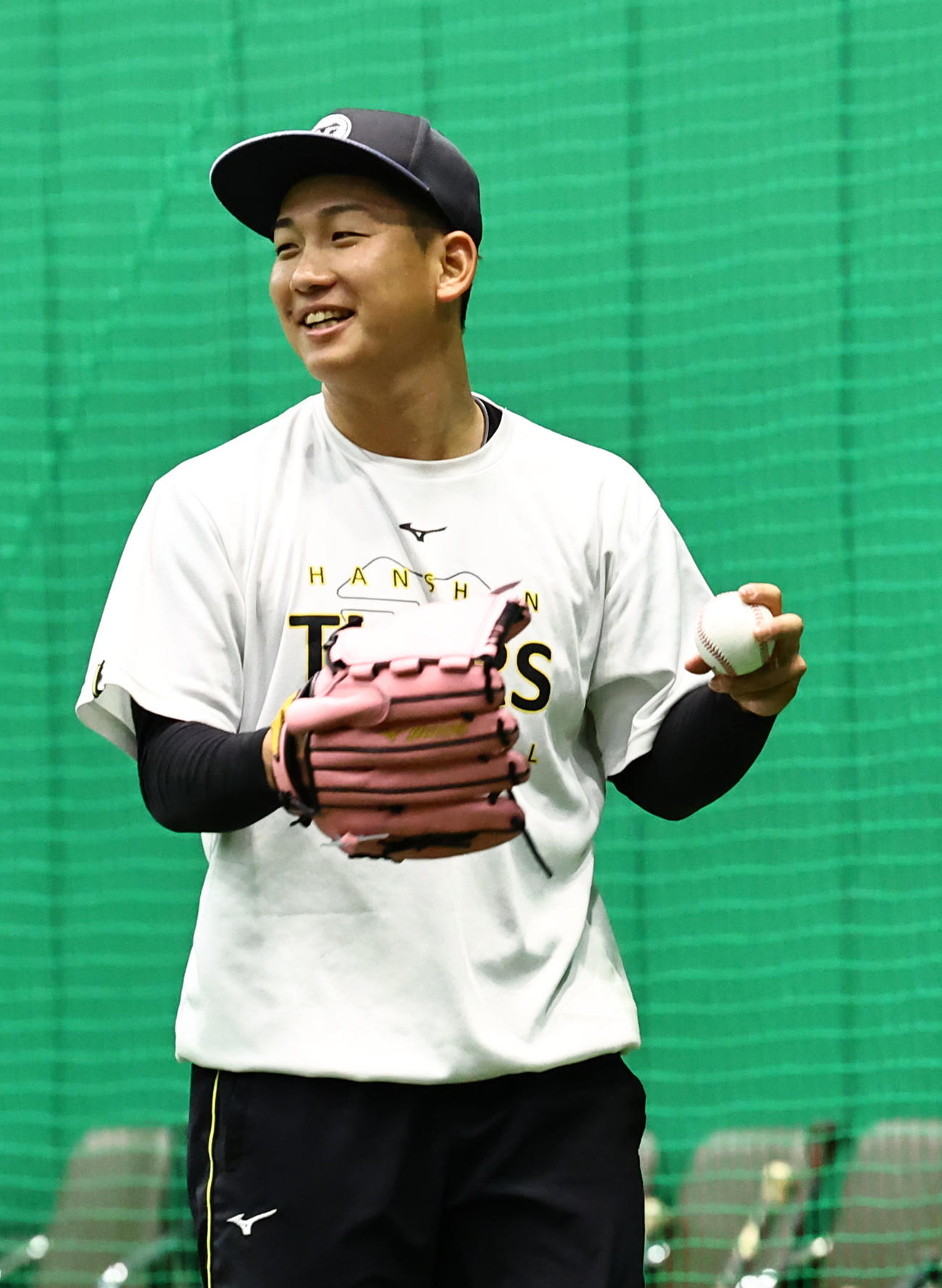 笑顔を見せながらキャッチボールをする伊原（撮影・上田博志）