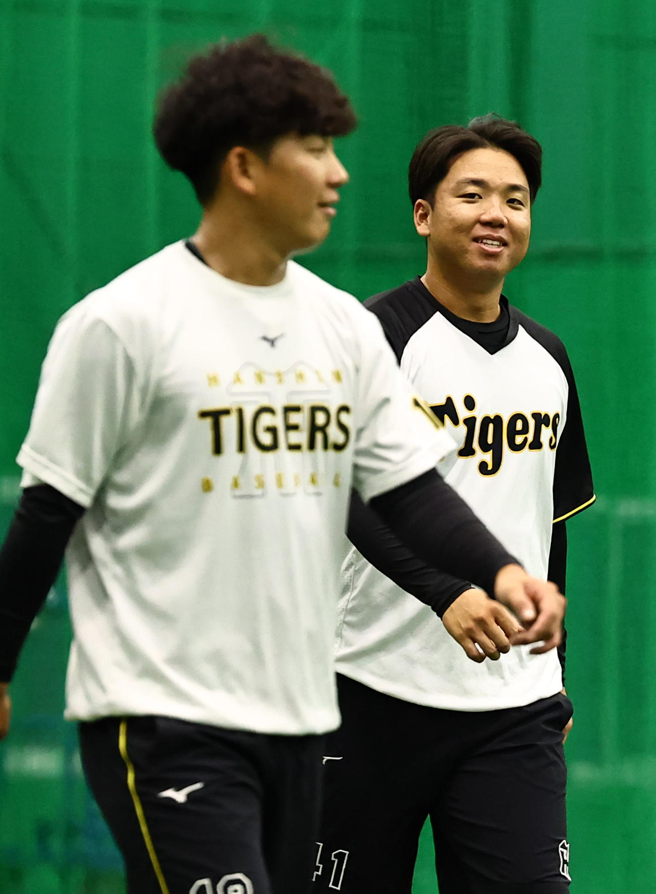 伊原（左）と練習する村上（撮影・上田博志）