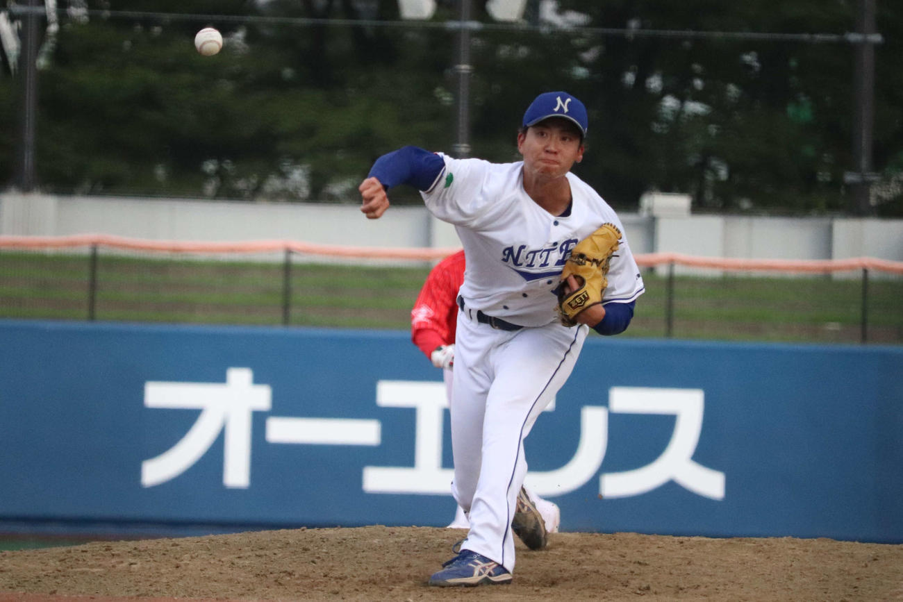 9回から3番手としてマウンドに上がり、1安打無失点に抑え好救援のNTT東日本の寺嶋（撮影・保坂淑子）