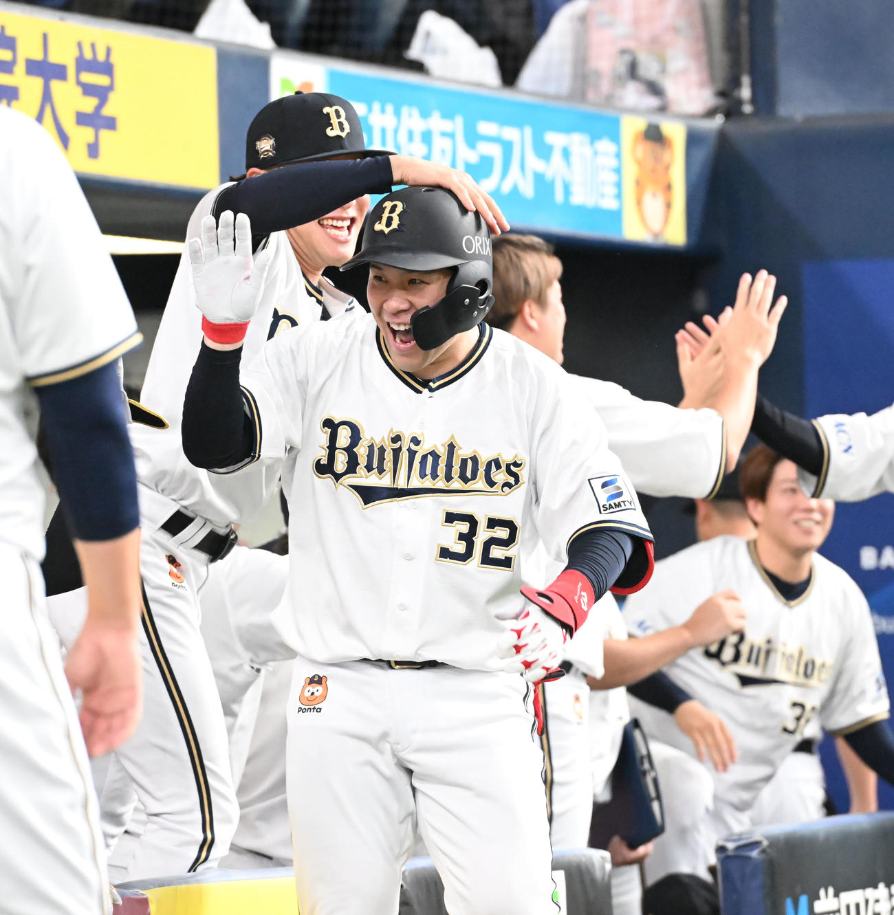 オリックス対楽天　2回裏オリックス1死一塁、2点本塁打を放った福永はベンチ前でナインとハイタッチ（撮影・和賀正仁）