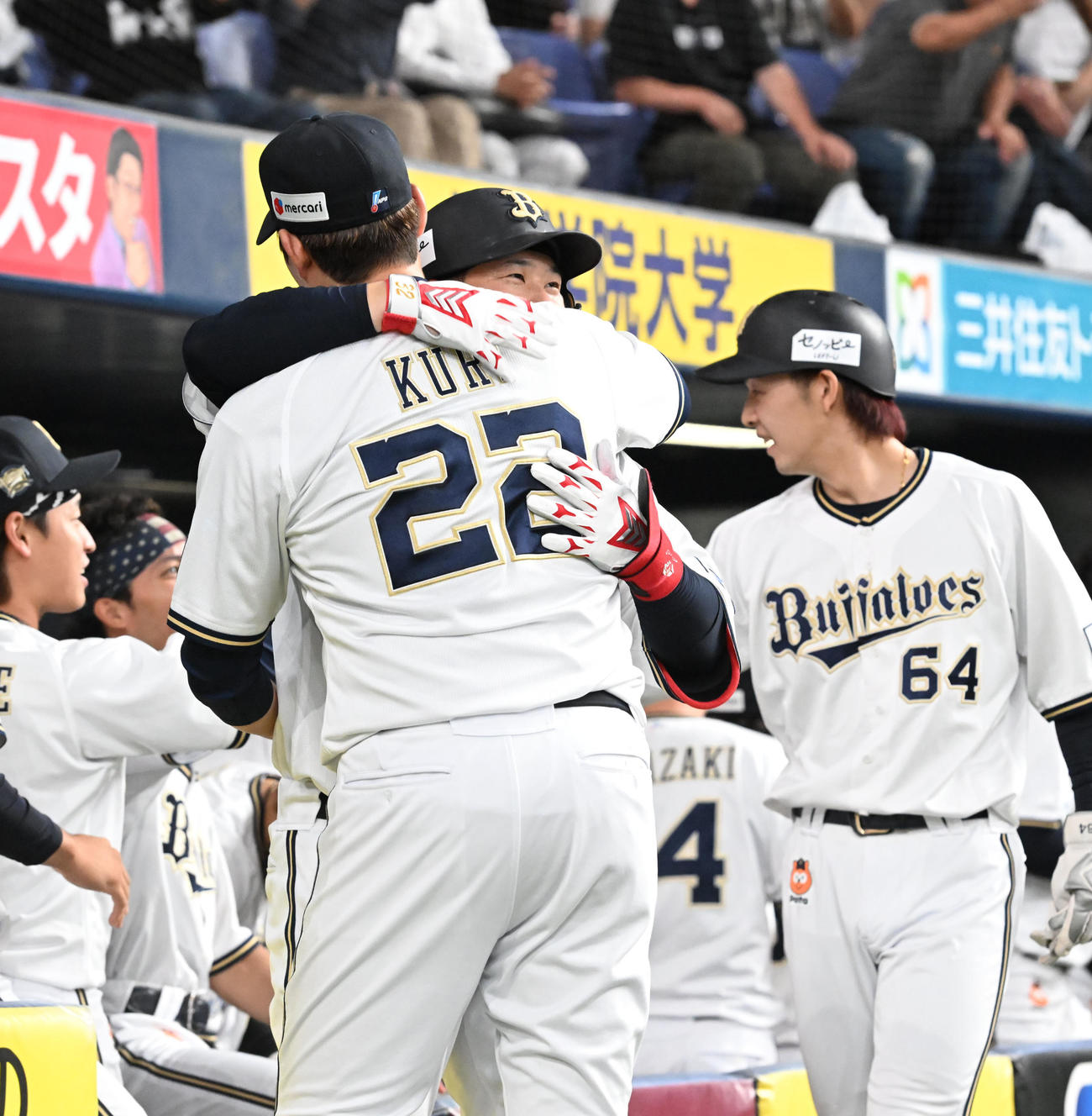オリックス対楽天　2回裏オリックス1死一塁、2点本塁打を放った福永は九里（左）と抱き合って喜ぶ（撮影・和賀正仁）