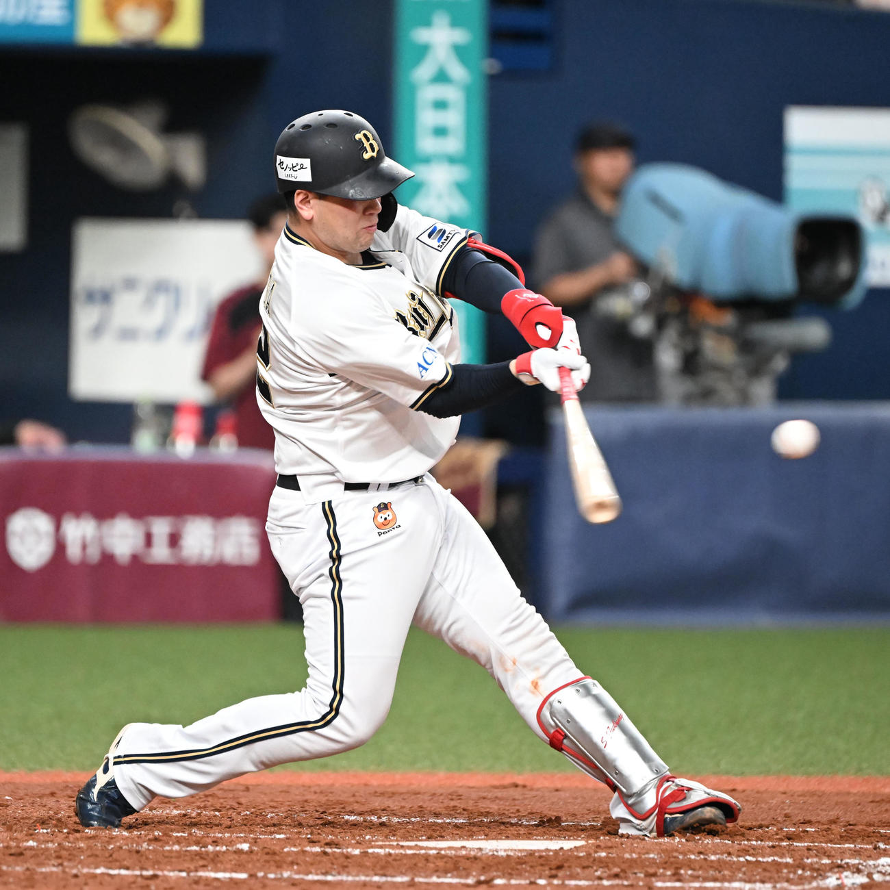 オリックス対楽天　2回裏オリックス1死一塁、左越え2点本塁打を放つ福永（撮影・和賀正仁）