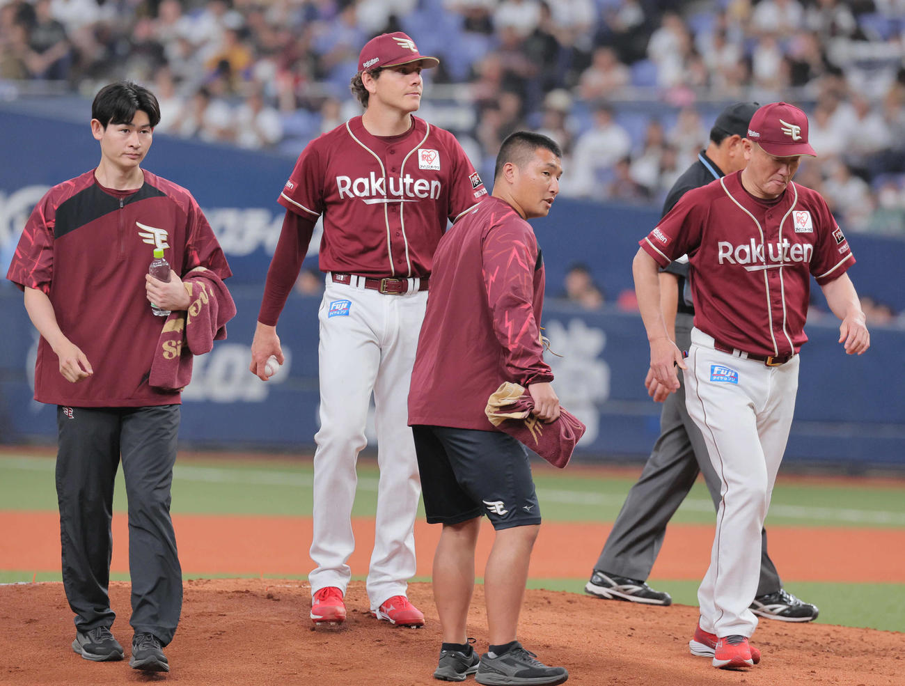 オリックス対楽天　4回裏オリックス1死、打者来田の時、ハワードは不調を訴え降板する（撮影・宮崎幸一）