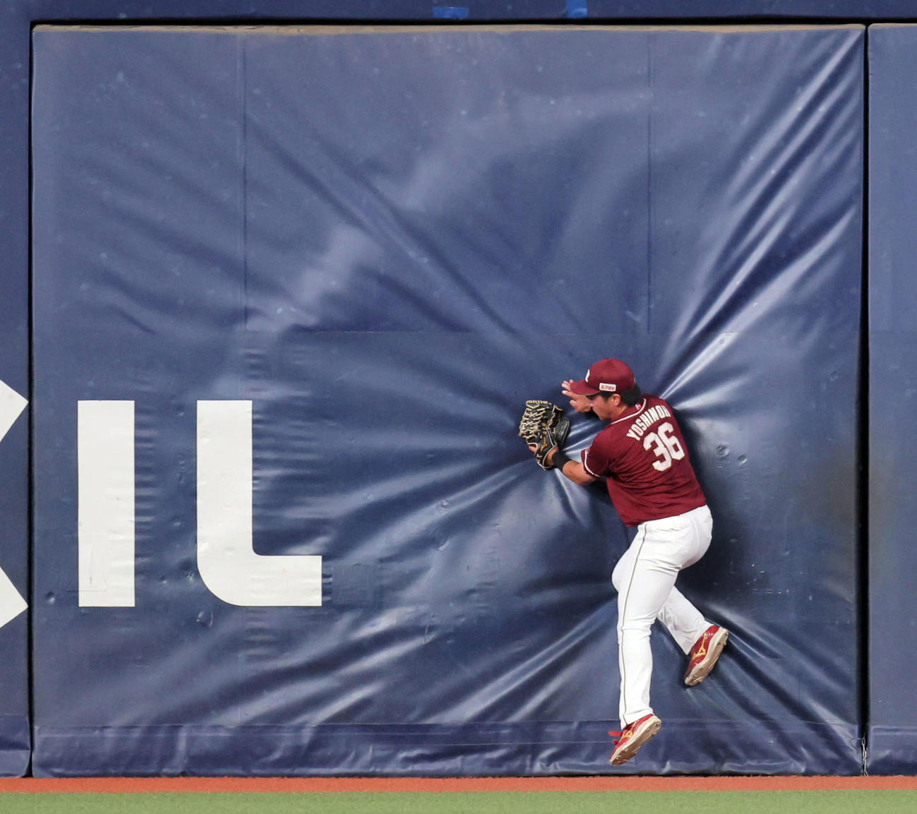 オリックス対楽天　3回裏オリックス1死、吉納は中川の右飛を好捕する（撮影・宮崎幸一）