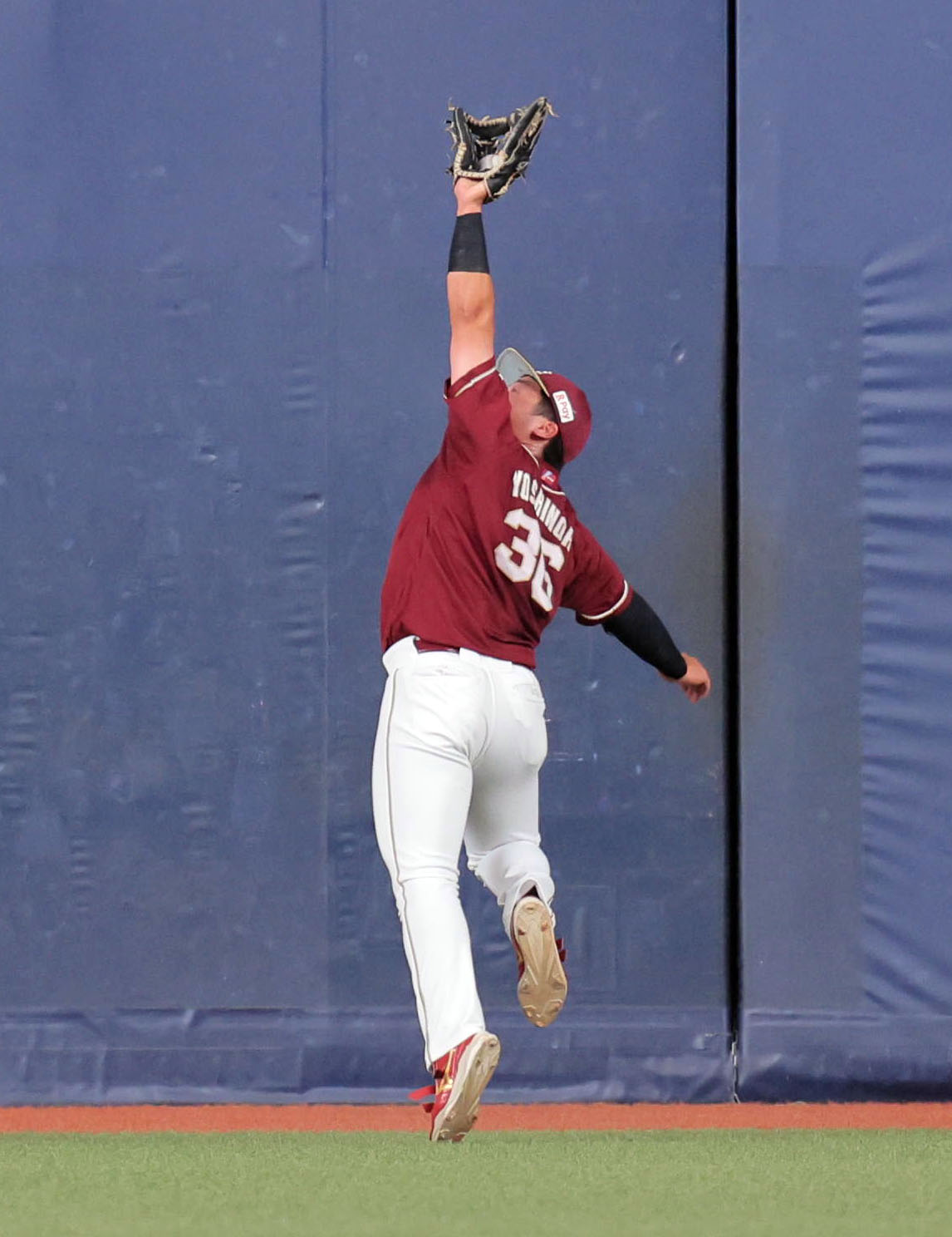 オリックス対楽天　3回裏オリックス1死、吉納は中川の右飛を好捕する（撮影・宮崎幸一）