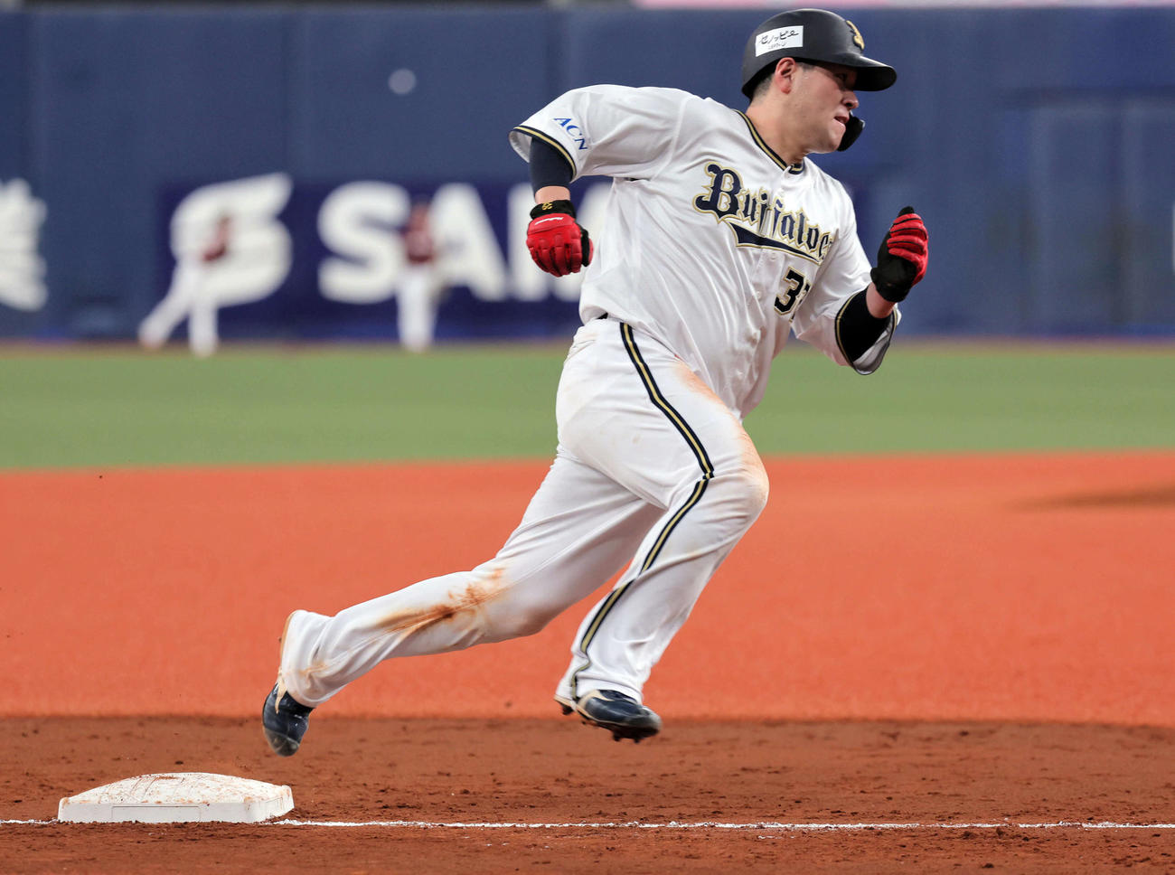 オリックス対楽天　5回裏オリックス2死一塁、福永は紅林の中越え適時二塁打で三塁を回る（撮影・宮崎幸一）
