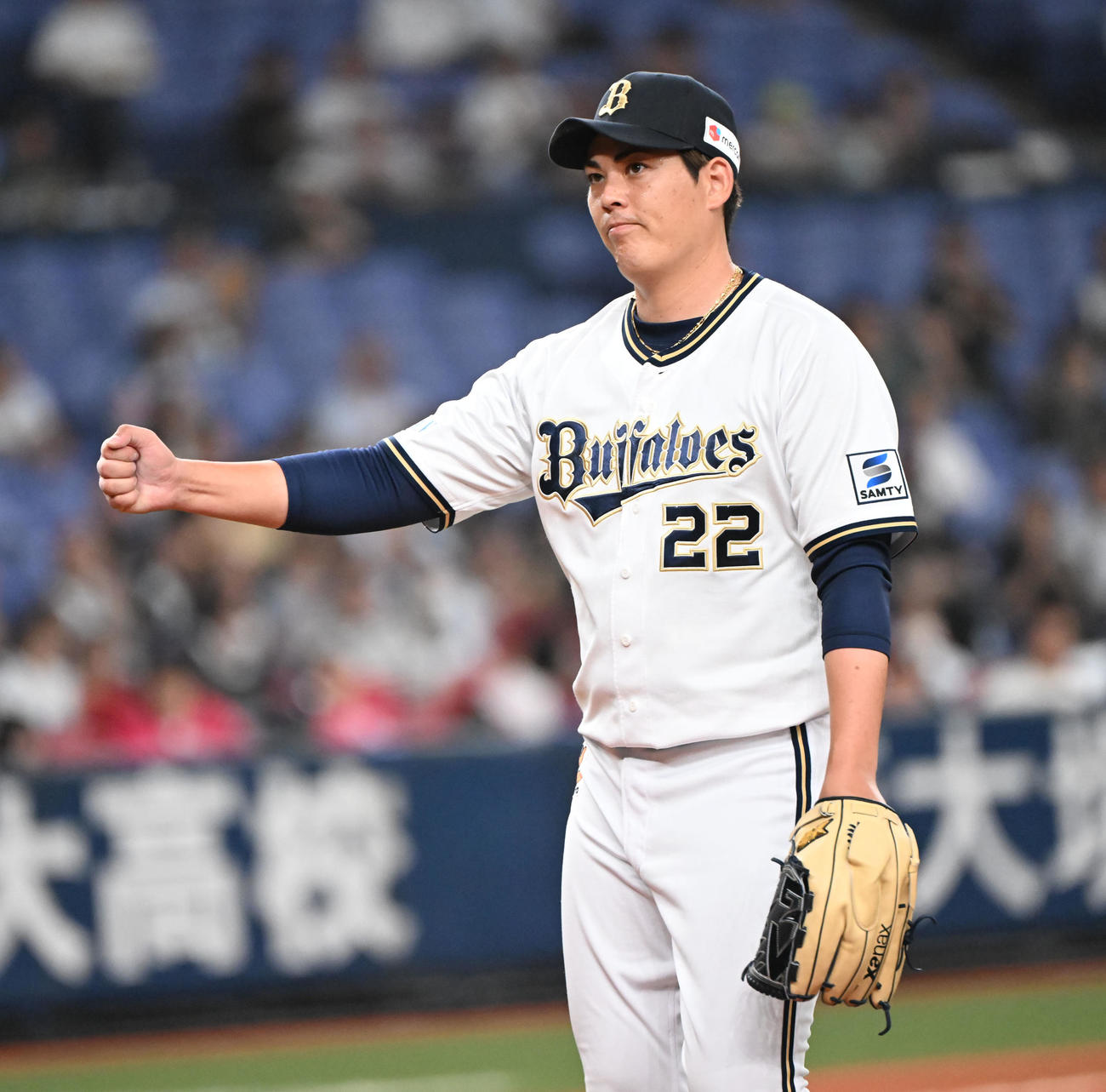 オリックス対楽天　6回を3人で打ち取り拳を握る九里（撮影・和賀正仁）