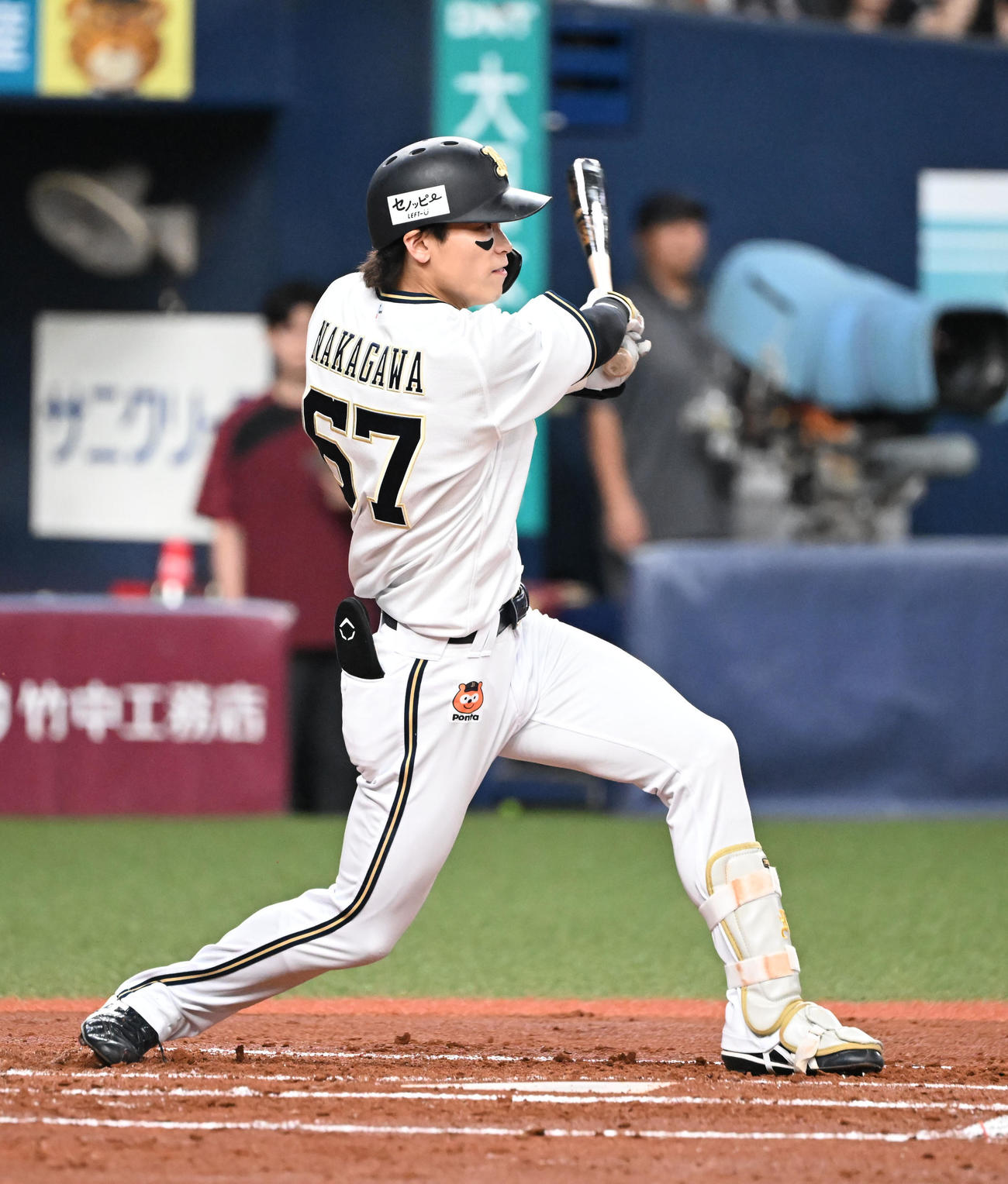 オリックス対楽天　1回裏オリックス1死二、三塁、左犠飛を放つ中川（撮影・和賀正仁）