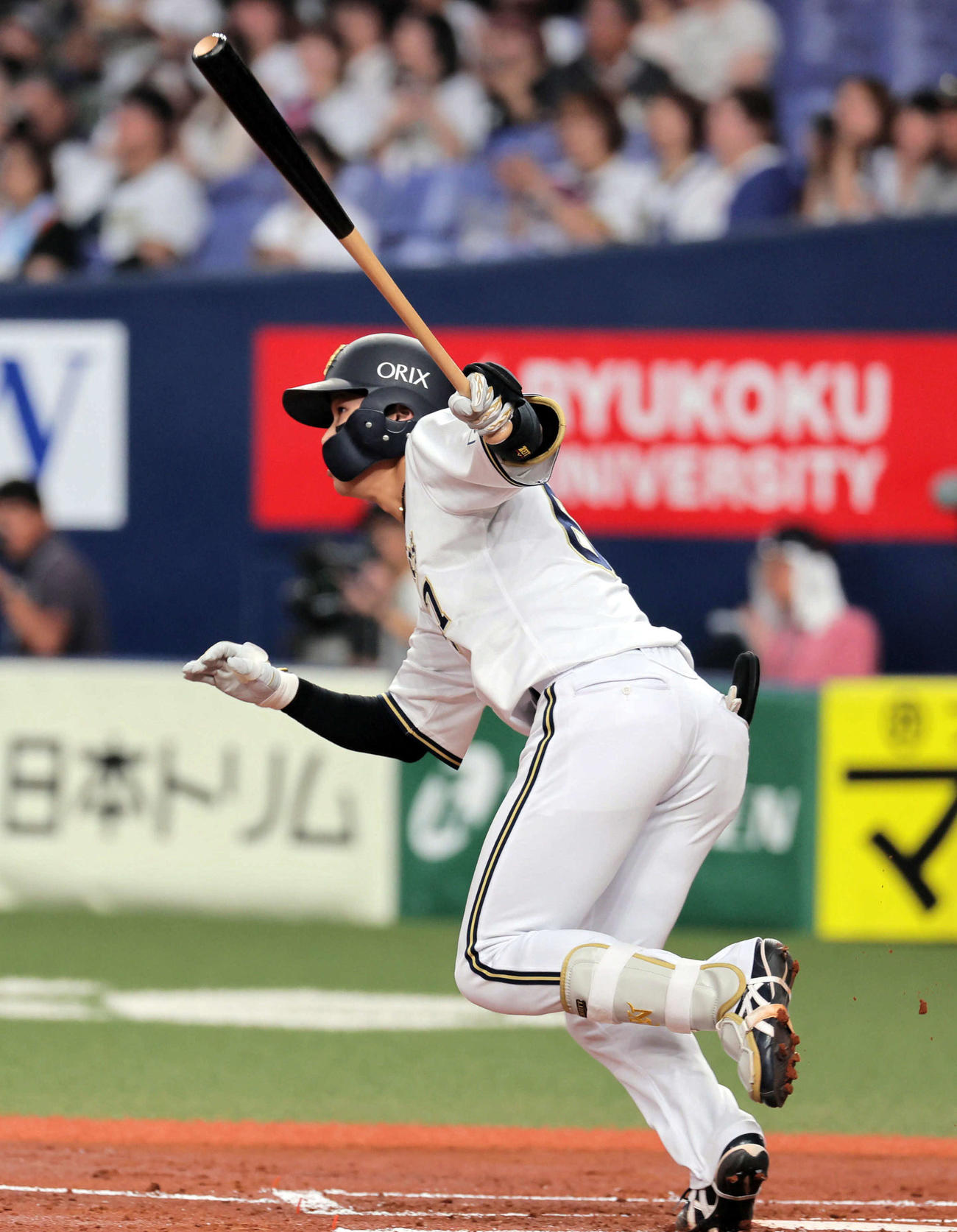 オリックス対楽天　1回裏オリックス1死二、三塁、中川は左翼へ先制犠飛を放つ（撮影・宮崎幸一）