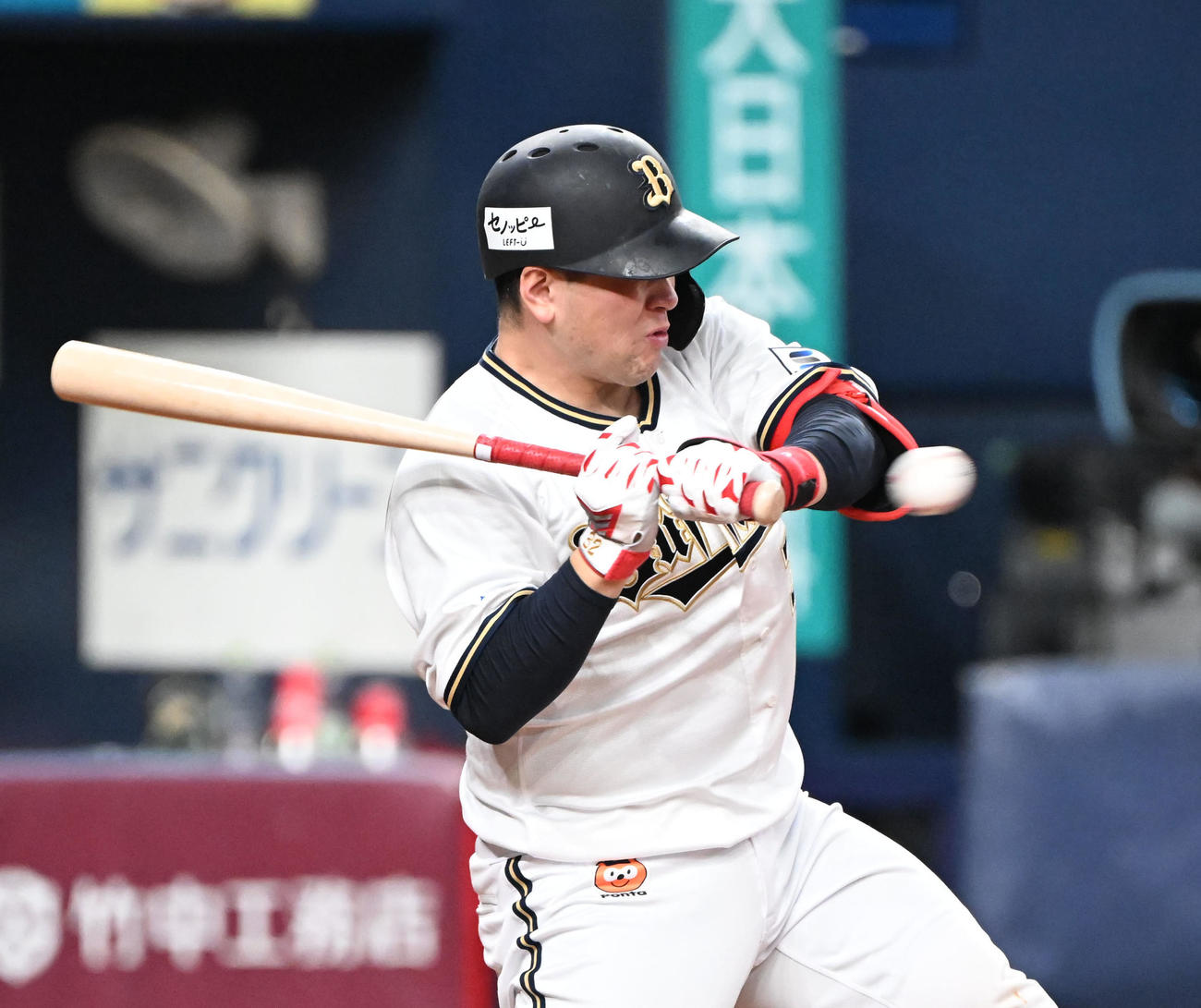 オリックス対楽天　5回裏オリックス無死、死球を受ける福永（撮影・和賀正仁）