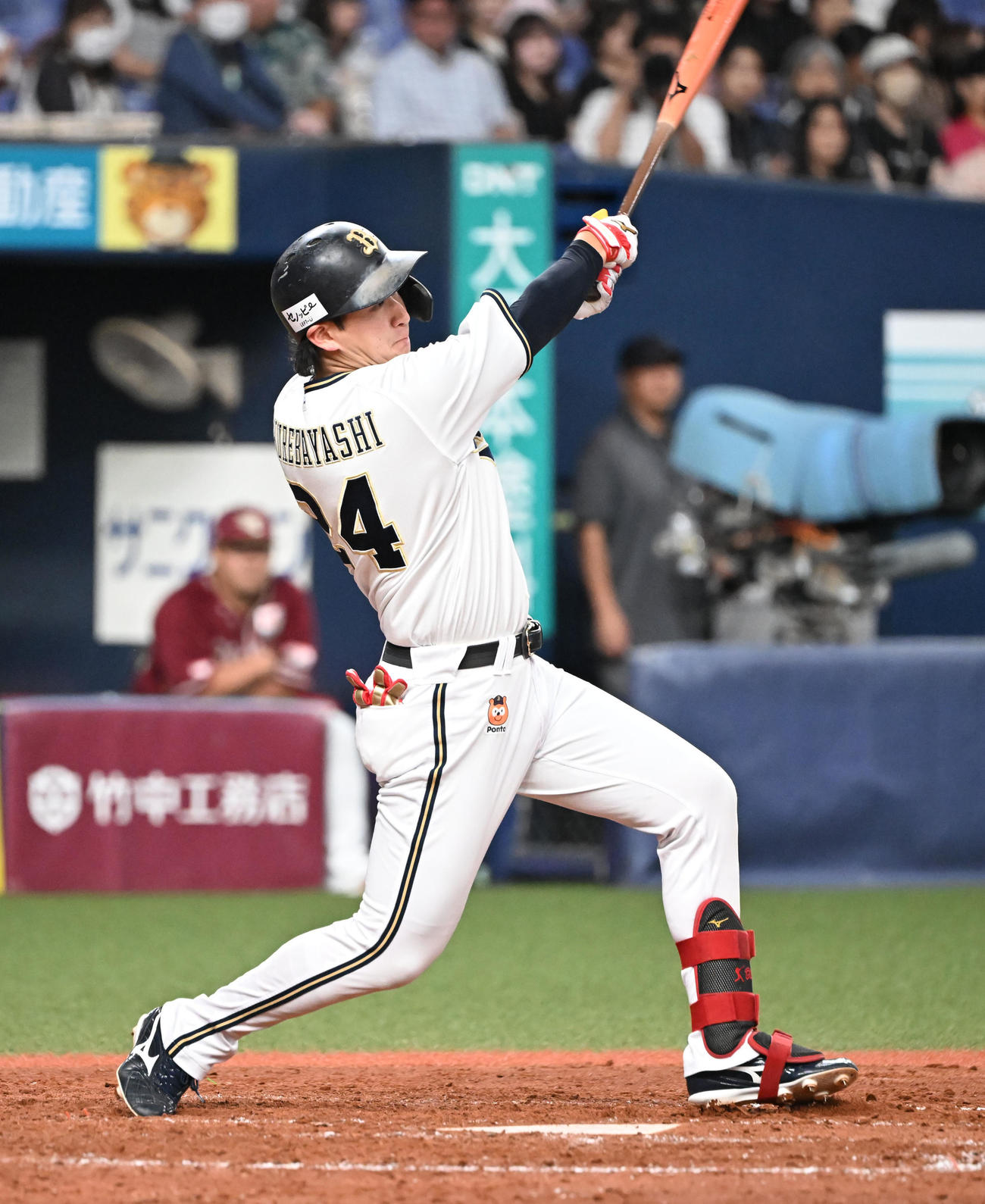 オリックス対楽天　5回裏オリックス2死一塁、右中間に適時二塁打を放つ紅林（撮影・和賀正仁）